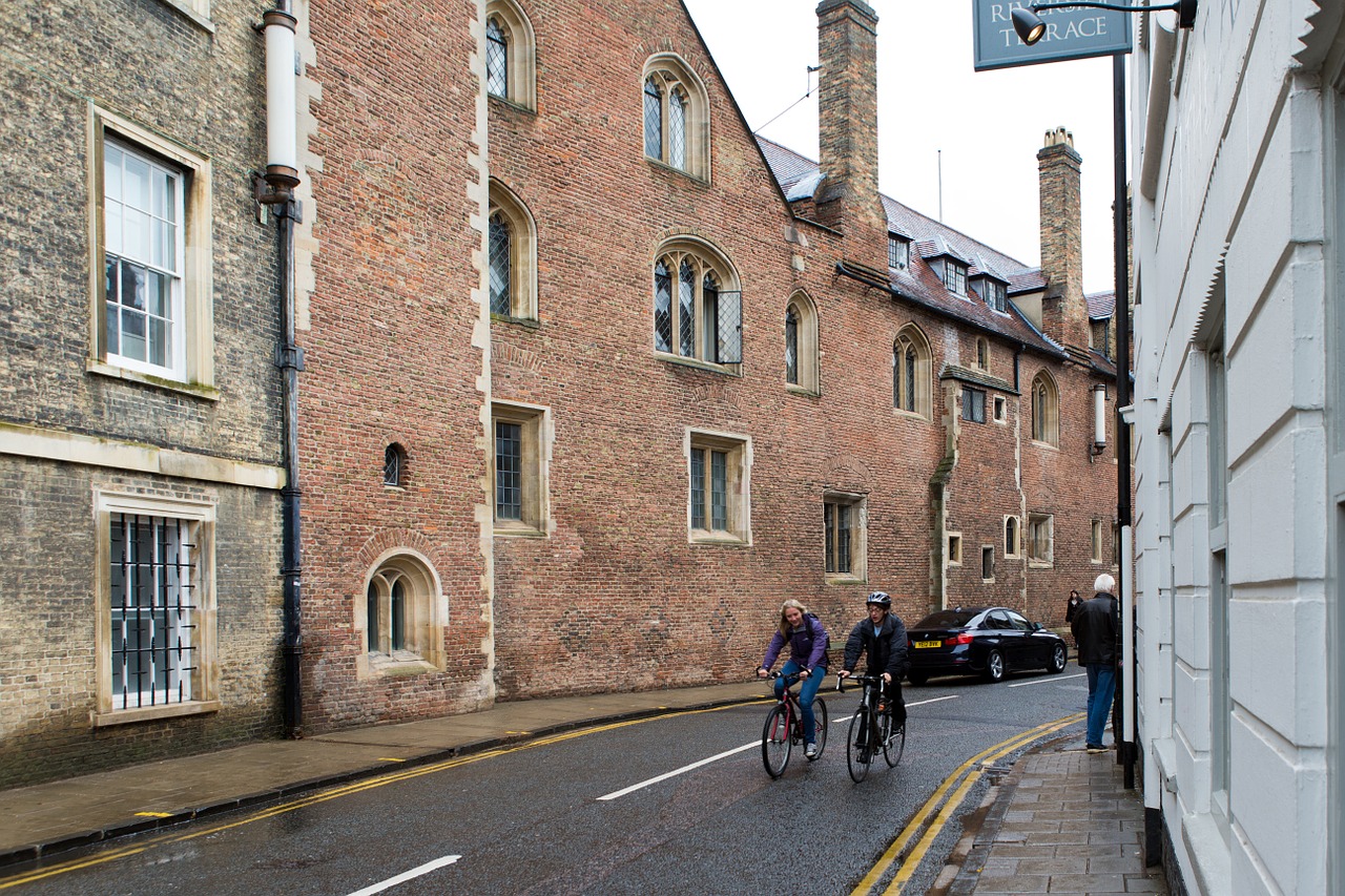 Cambridge, Cambridgeshire, Uk, Gatvės Scenos, Architektūra, Istoriniai Pastatai, Dviratininkai, Šlapias, Kelias, Nemokamos Nuotraukos