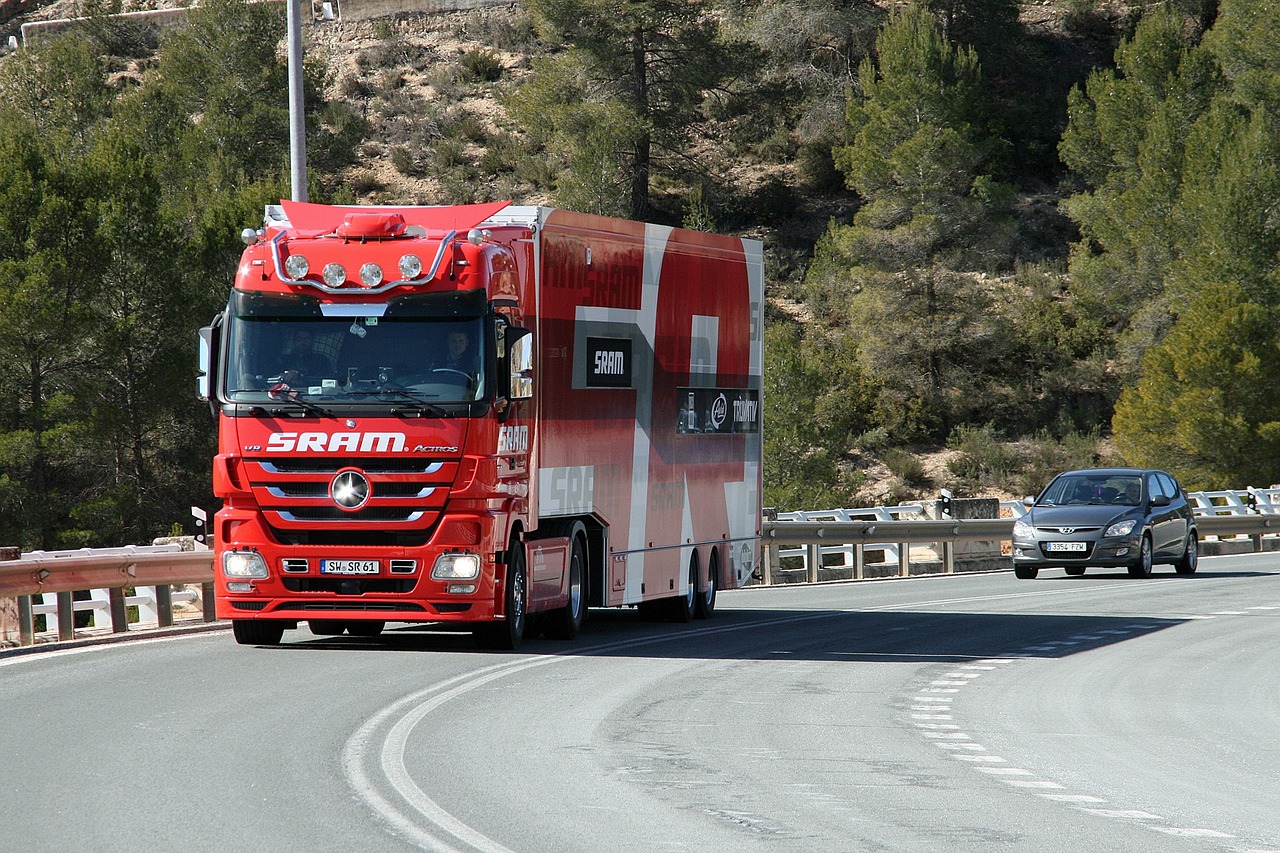 Camion, Dviguba Važiavimo Kelio Dalis, Rėkti, Greitkelis, Raudona Mašina, Mercedes, Mercedes Benz, Transportas, Nemokamos Nuotraukos,  Nemokama Licenzija