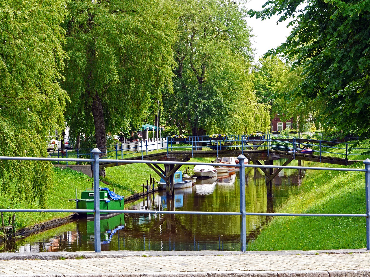 Kanalas, Friedrichstadt, Olandų Gyvenvietė, Valtys, Tiltai, Lauko Maitinimas, Turizmas, Seni Medžiai, Nordfriesland, Meklenburgas