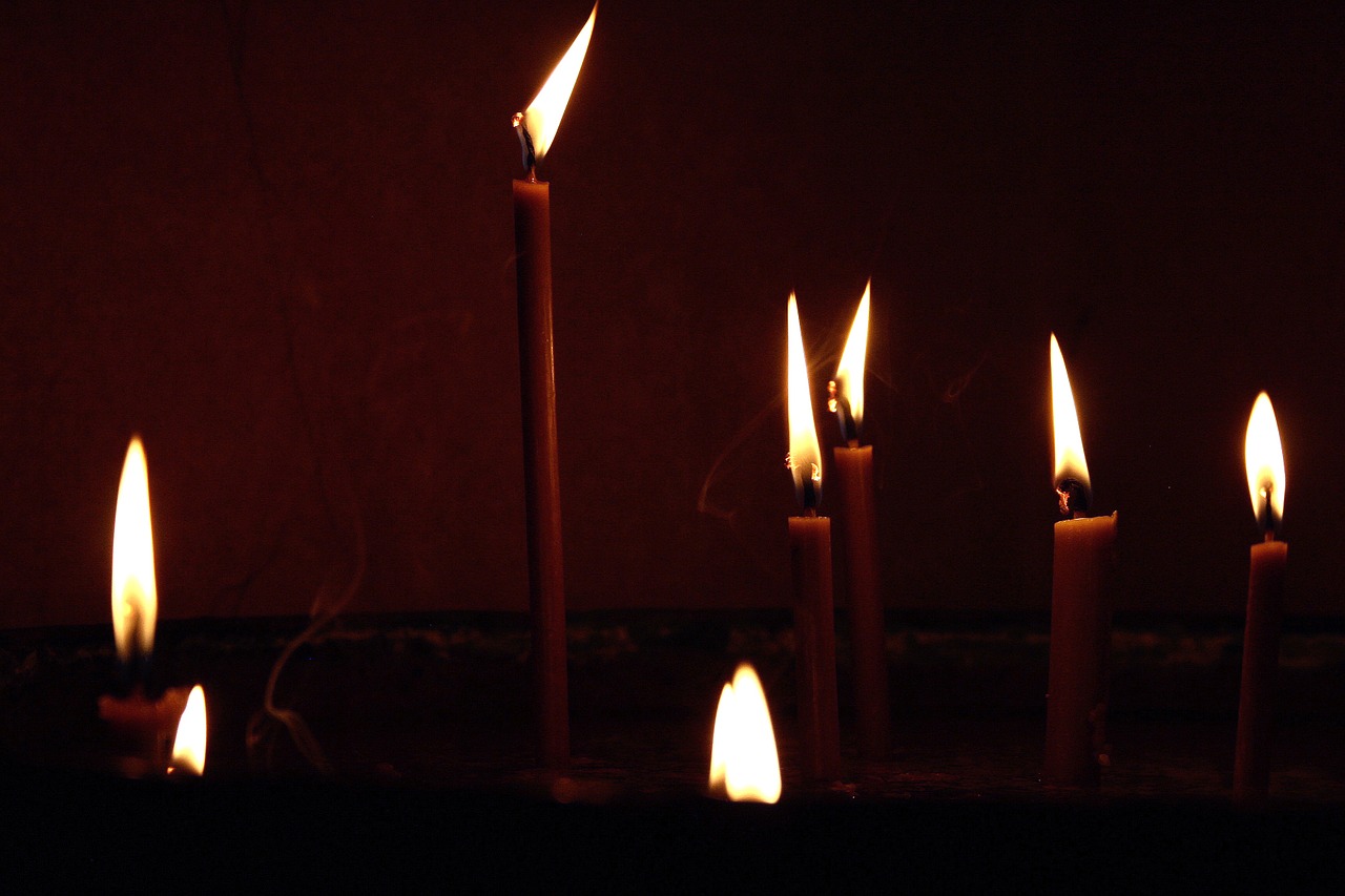 Žvakė, Tamsi, Šviesa, Liepsna, Ugnis, Žvakių Šviesa, Religija, Bažnyčia, Tamsa, Dvasingumas
