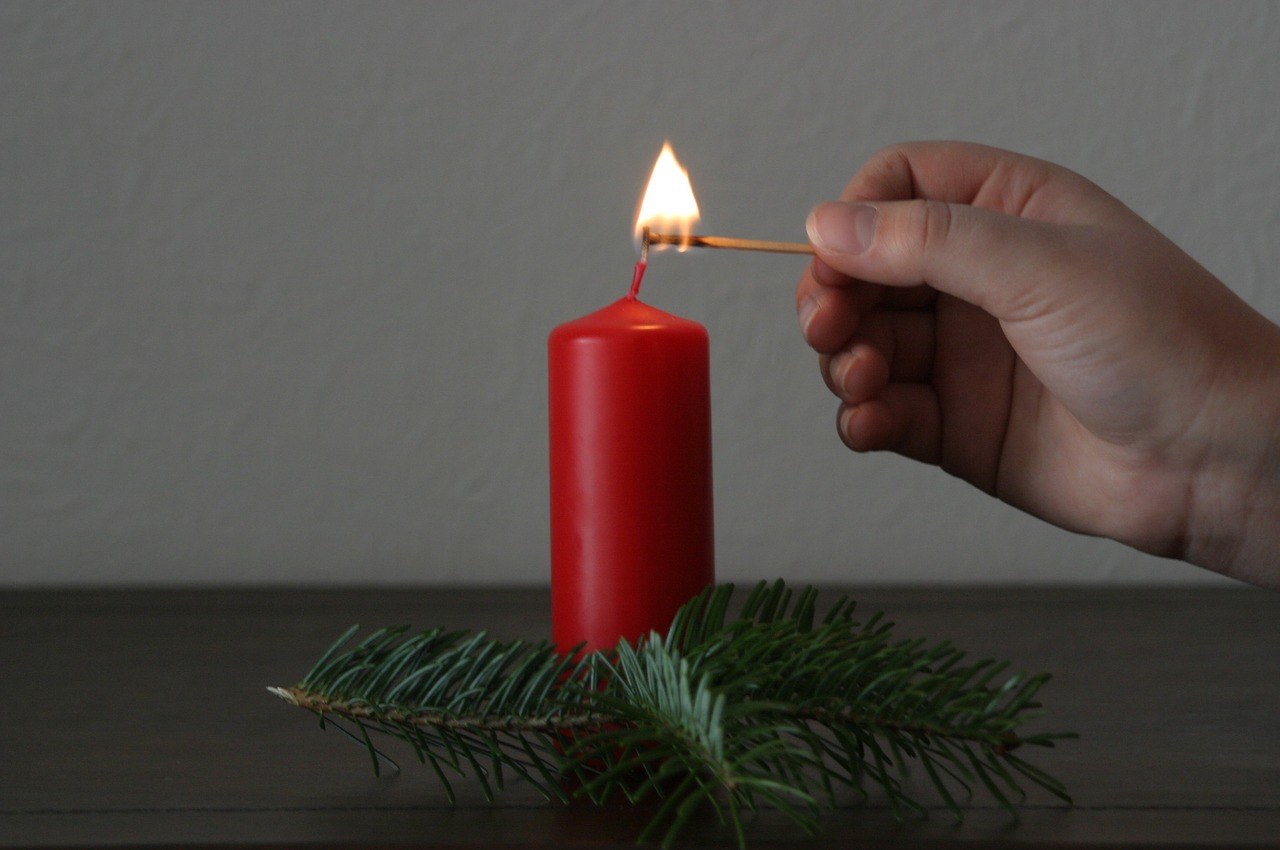 Žvakė, Šviesa, Kalėdos, Ranka, Hölzchen, Rungtynės, Nemokamos Nuotraukos,  Nemokama Licenzija