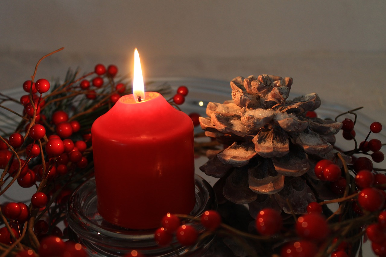 Žvakė, Deginimas Žvakė, Išdėstymas, Apdaila, Adventas, Žvakių Šviesa, Vaškinė Žvakė, Raudona, Kalėdos, Romantiškas