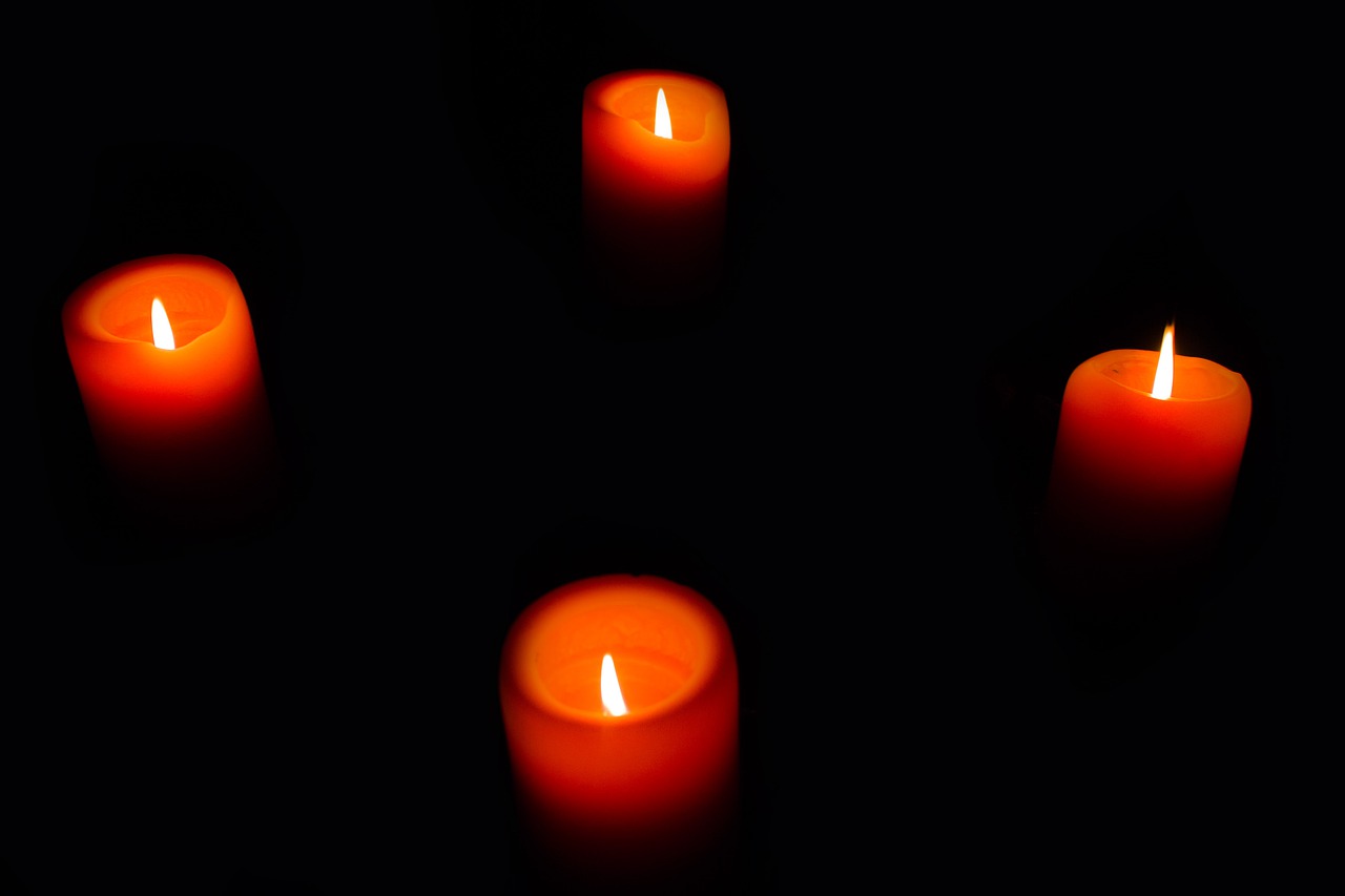 Žvakė, Žvakių Šviesa, Liepsna, Raudona, Oranžinė, Ugnis, Deginti, Tamsi, Naktis, Apdaila