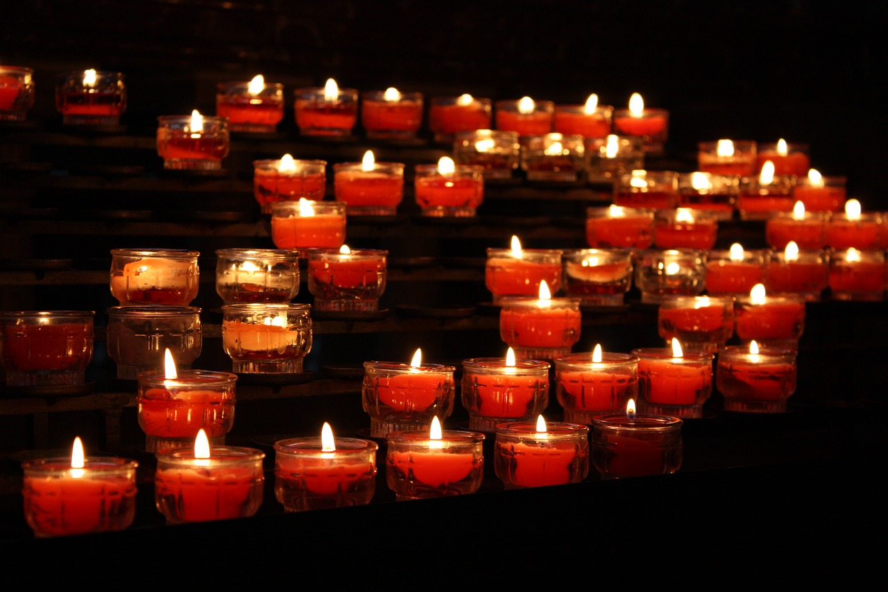 Žvakė,  Žvakių Šviesa,  Prekinis Ženklas,  Apšviestas,  Vaškas,  Tamsa,  Tradiciškai,  Šviesa,  Religija,  Be Honoraro Mokesčio