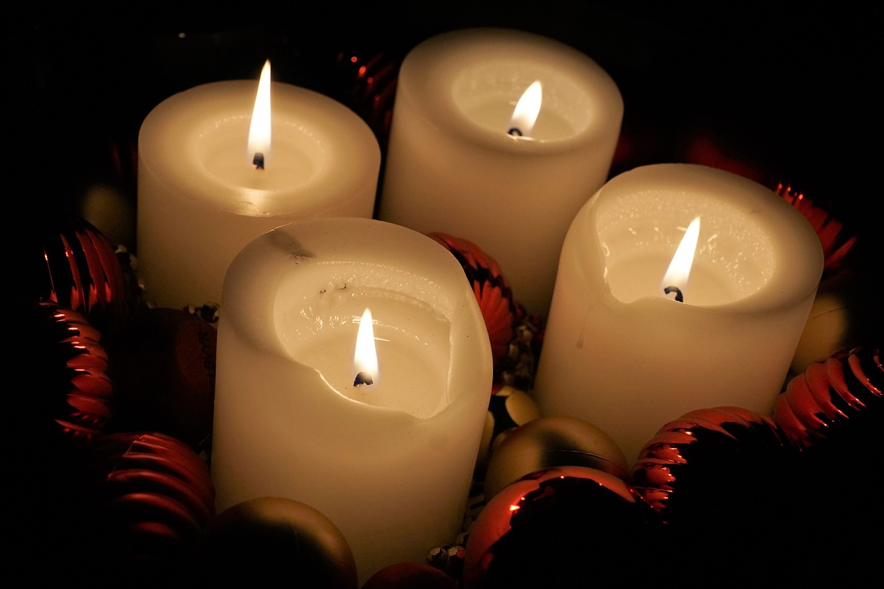 Žvakė,  Žvakių Šviesa,  Vaškas,  Kalėdos,  Suliepsnoti,  Prekinis Ženklas,  Šventė,  Lengvai,  Šviesa,  Amorous