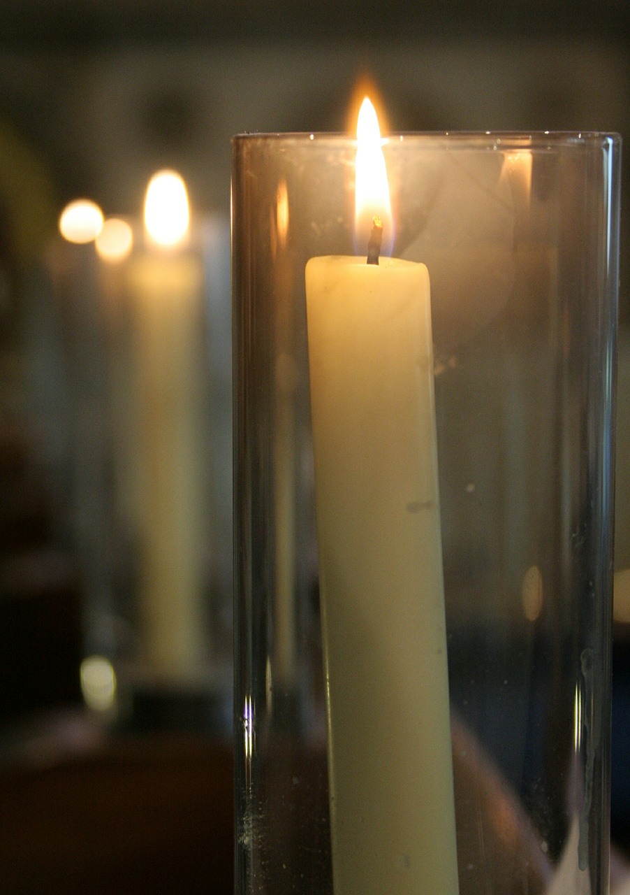 Žvakė, Žvakių Šviesa, Bažnyčia, Šviesa, Liepsna, Vaškas, Kalėdos, Šventas, Krikščionis, Nemokamos Nuotraukos
