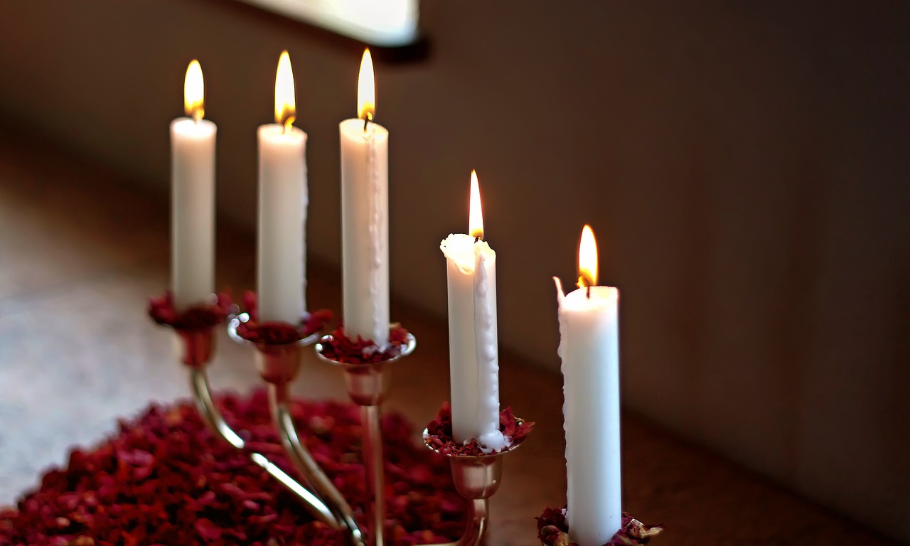Žvakės, Žvakidė, Liepsna, Balta, Žvakių Šviesa, Romantiškas, Nuotaika, Apdaila, Deginti, Atmosfera