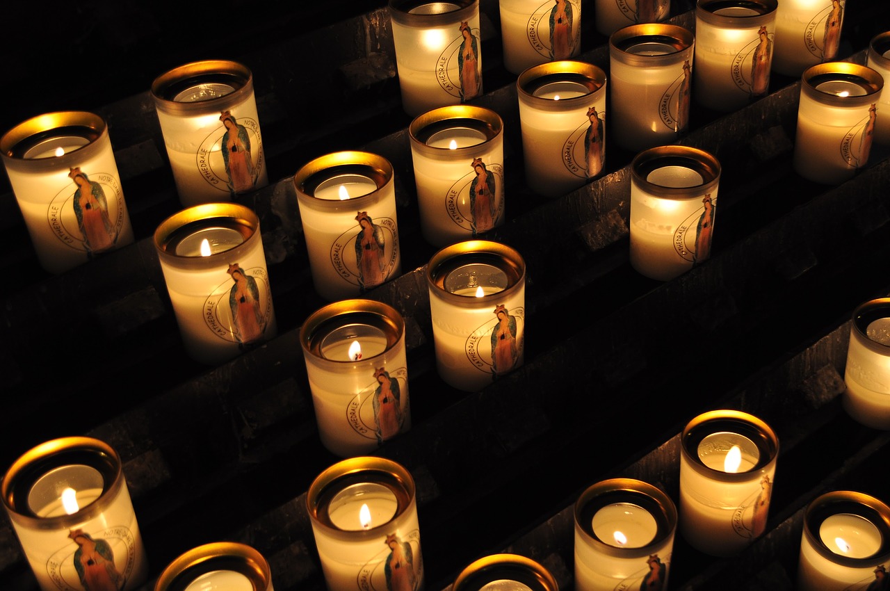 Žvakės, Šviesa, Liepsna, Žvakių Šviesa, Dvasingumas, Bažnyčia, Meldžiasi, Geltona, Notre Dame, Nemokamos Nuotraukos
