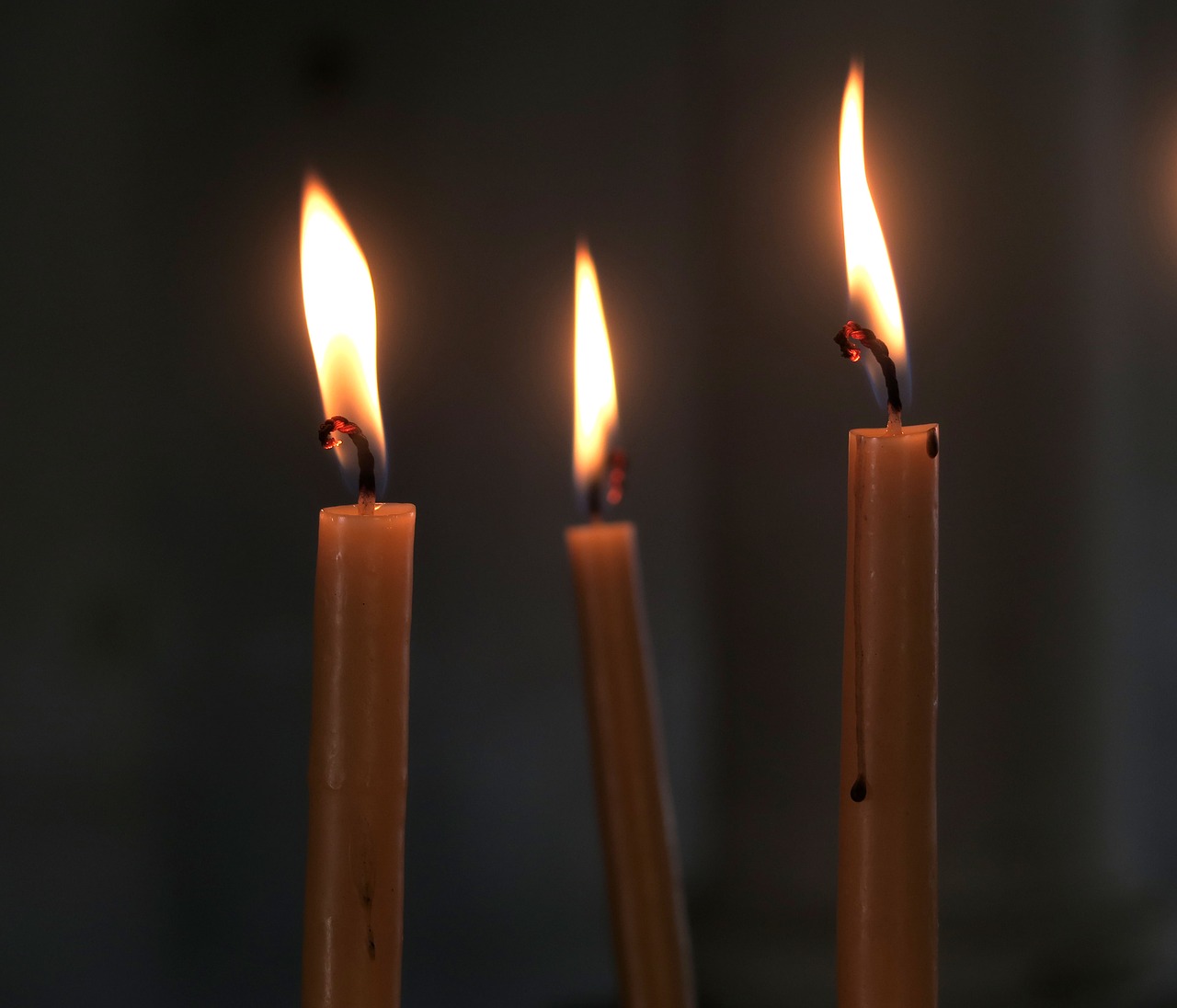 Горят три свечи. Свечи. Три церковные свечи. Горящие свечи. Горящие свечи в церкви.
