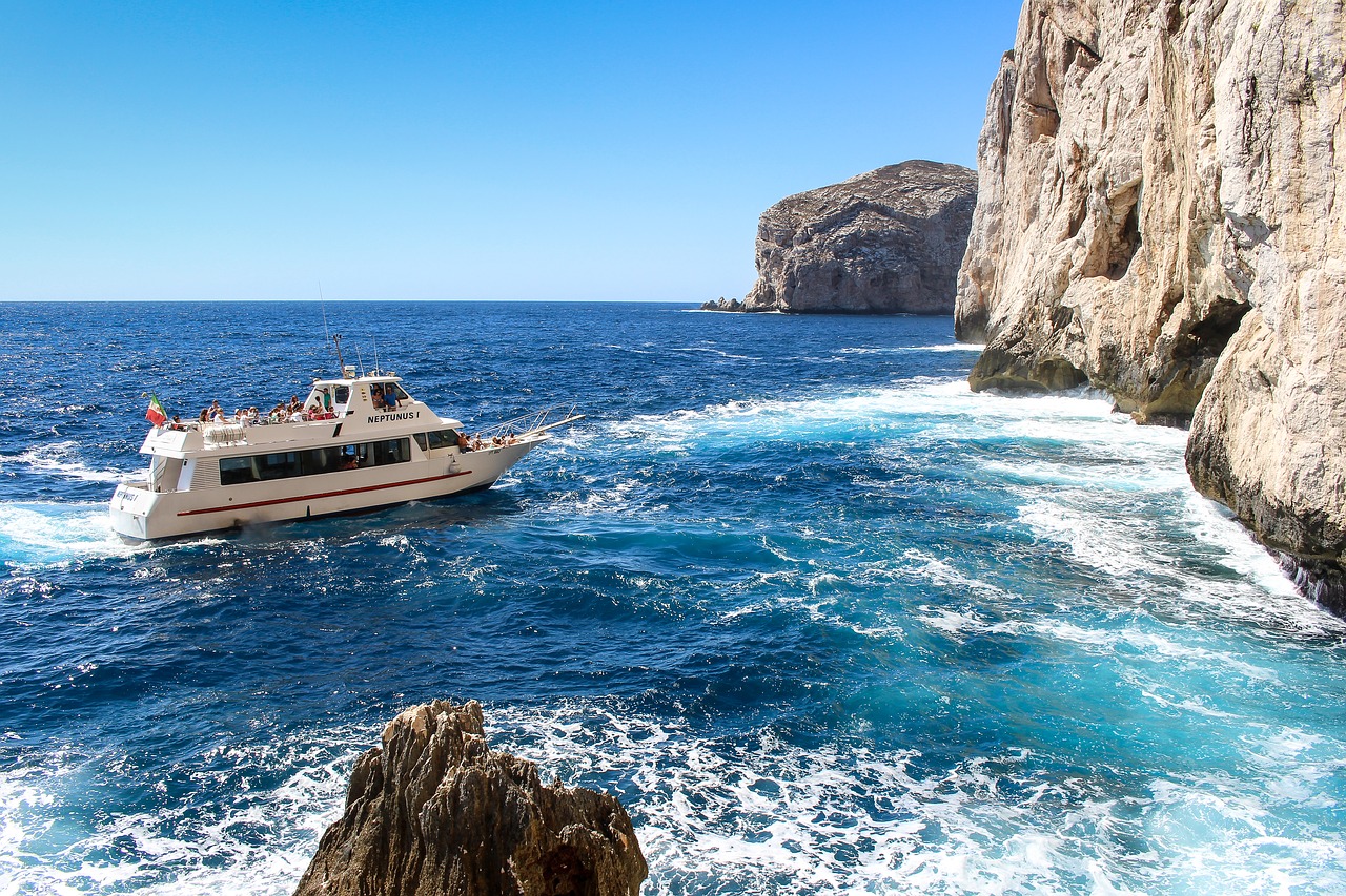 Capo Cacc, Sardinija, Italy, Sziklafok, Jūra, Laivas, Akmenys, Saulės Šviesa, Atostogos, Kelionė