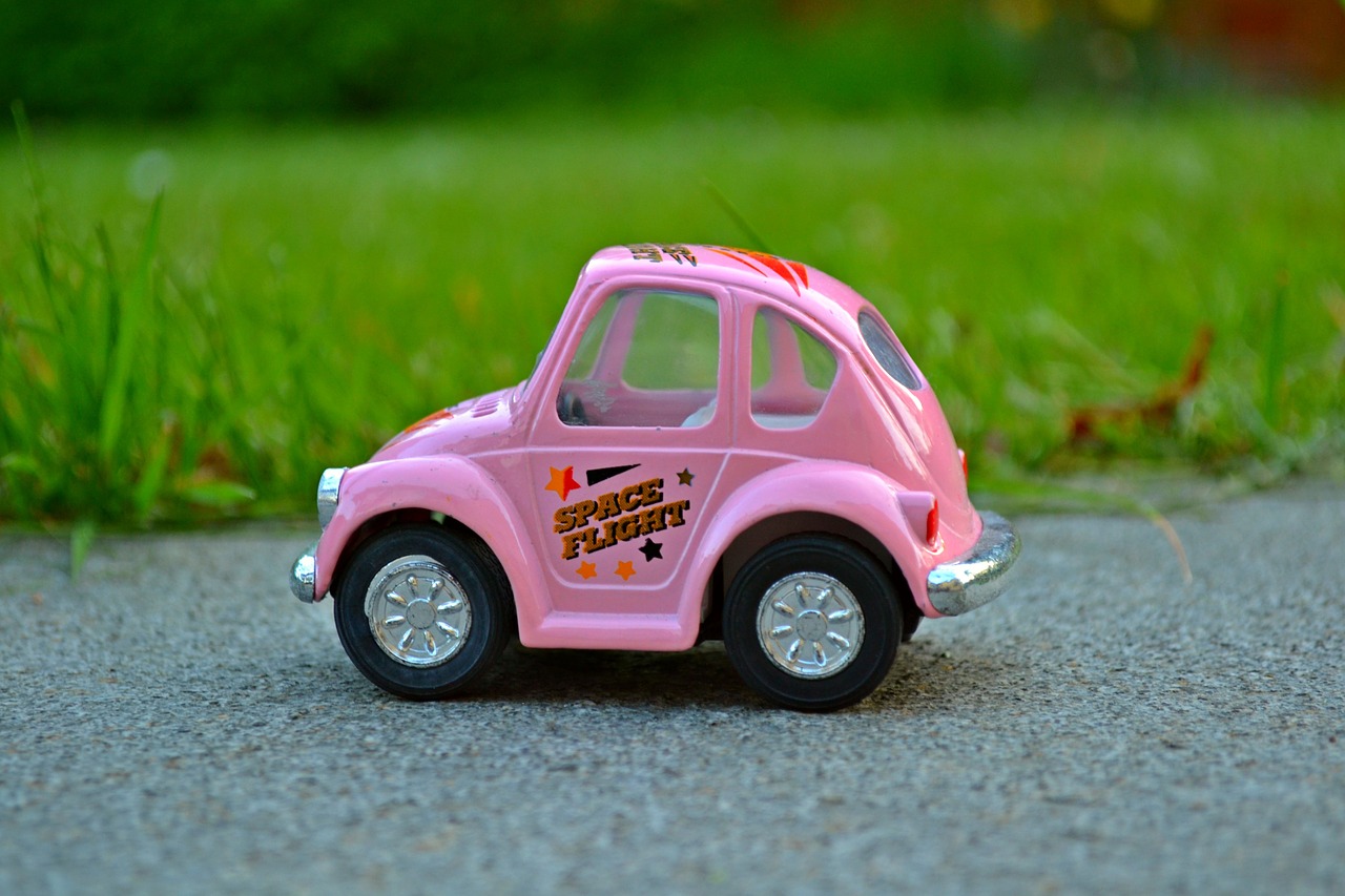 Automobilis, Miniatiūrinė, Rožinis, Miniatiūrinis Automobilis, Gamta, Žalia Žolė, Mažas, Modelis Automobilis, Žaislai, Žaislinė Mašina