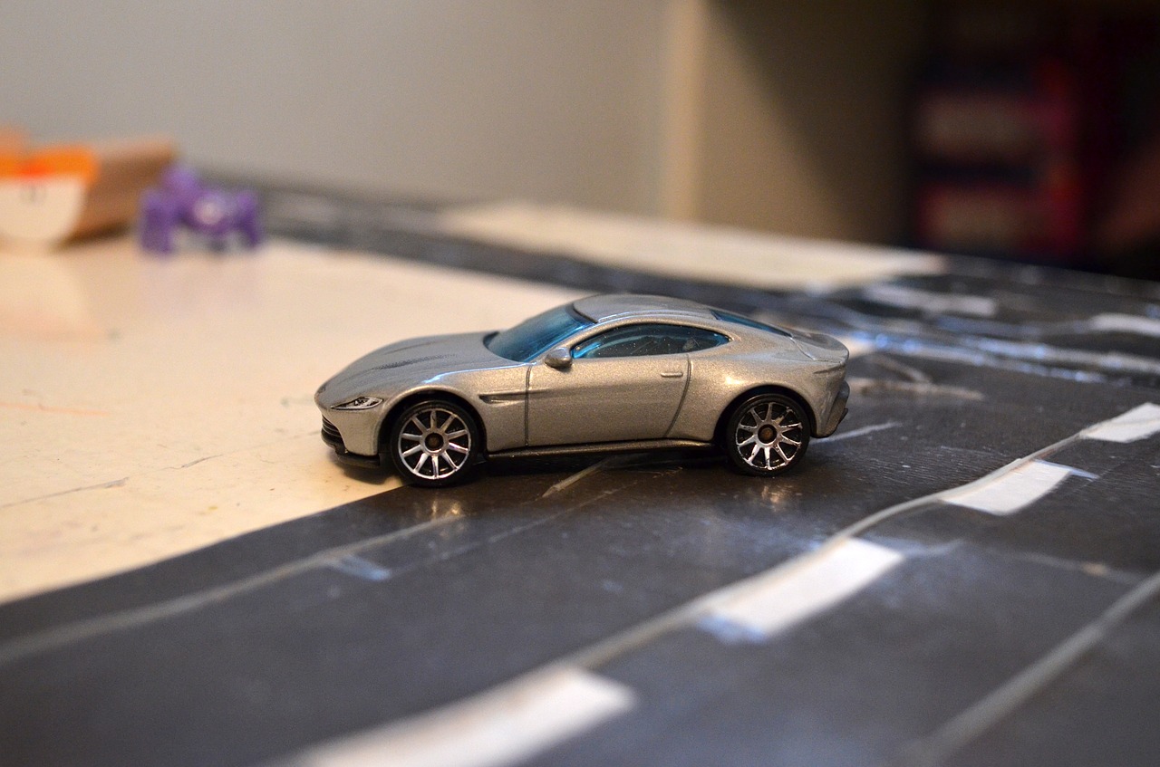 Automobilis, Žaislas, Stalas, Žaislinė Mašina, Rinkimas, Mažas, Aston Martin, Karšti Ratai, Mattel, Kelias