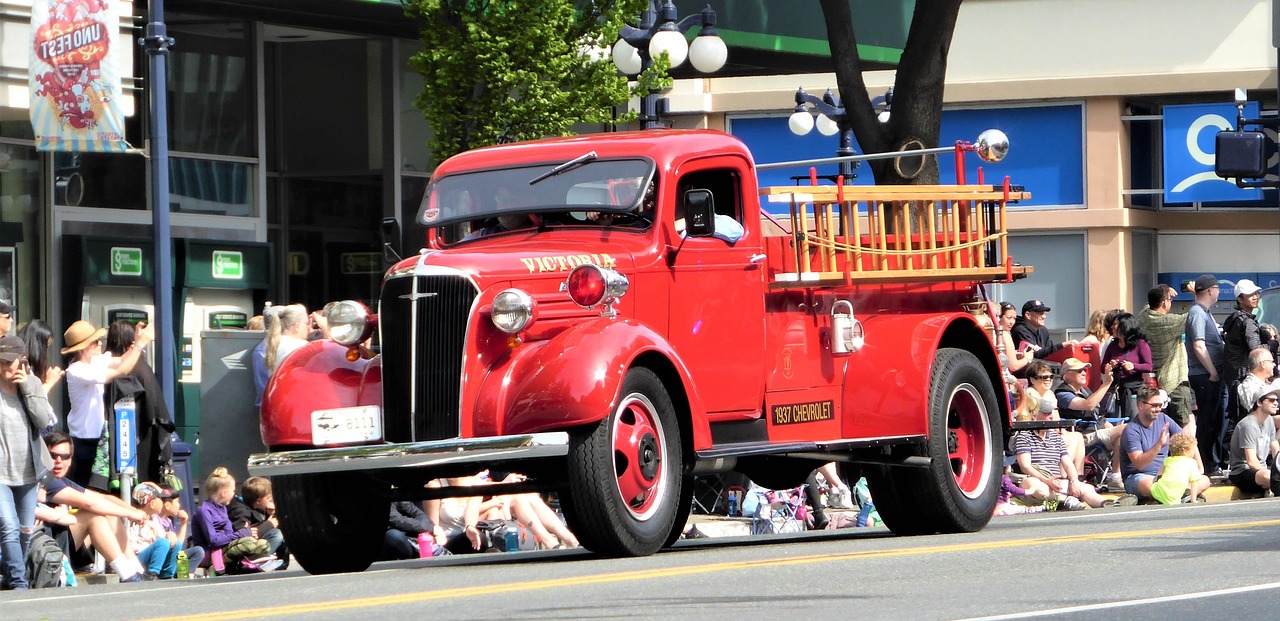 Automobilis, Ugnis, Klasikinis Automobilis, Senovinis Automobilis, Parama, Transporto Priemonė, Kopėčios, Paradas, Raudona, Oldtimer