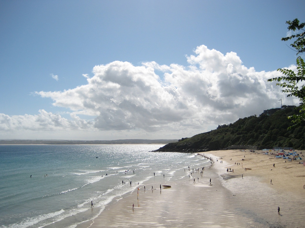 Karbiulio Įlankos Paplūdimys, St Ives, Cornwall, Smėlis, Saule Maudytis, Žmonės, Dangaus Uolos, Vanduo, Įlanka, Papludimys