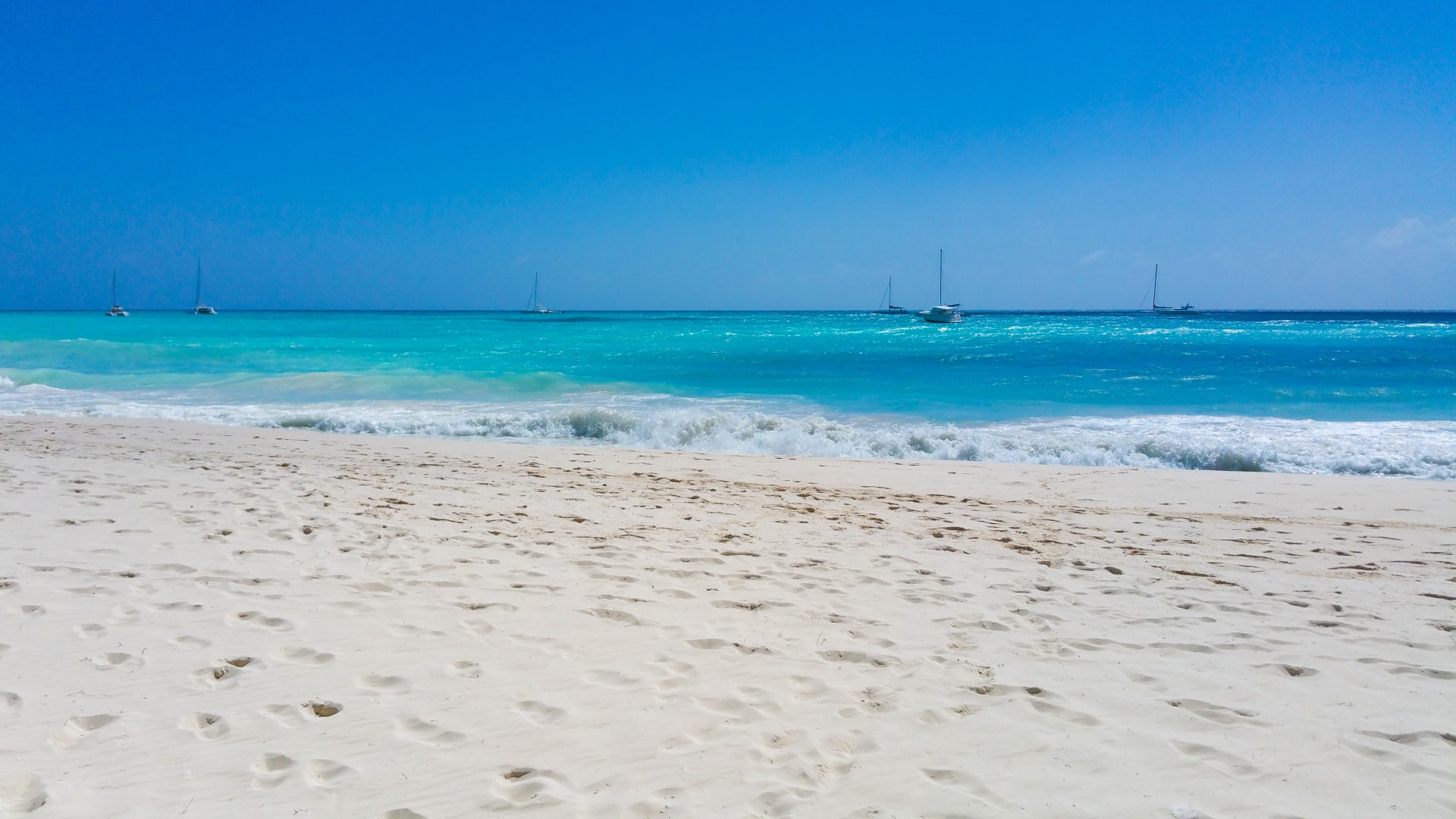 Live near the sea. Карибское море пляж. Кипр пляжи с белым песком. Пляж со стороны моря. Вид на пляж со стороны моря.