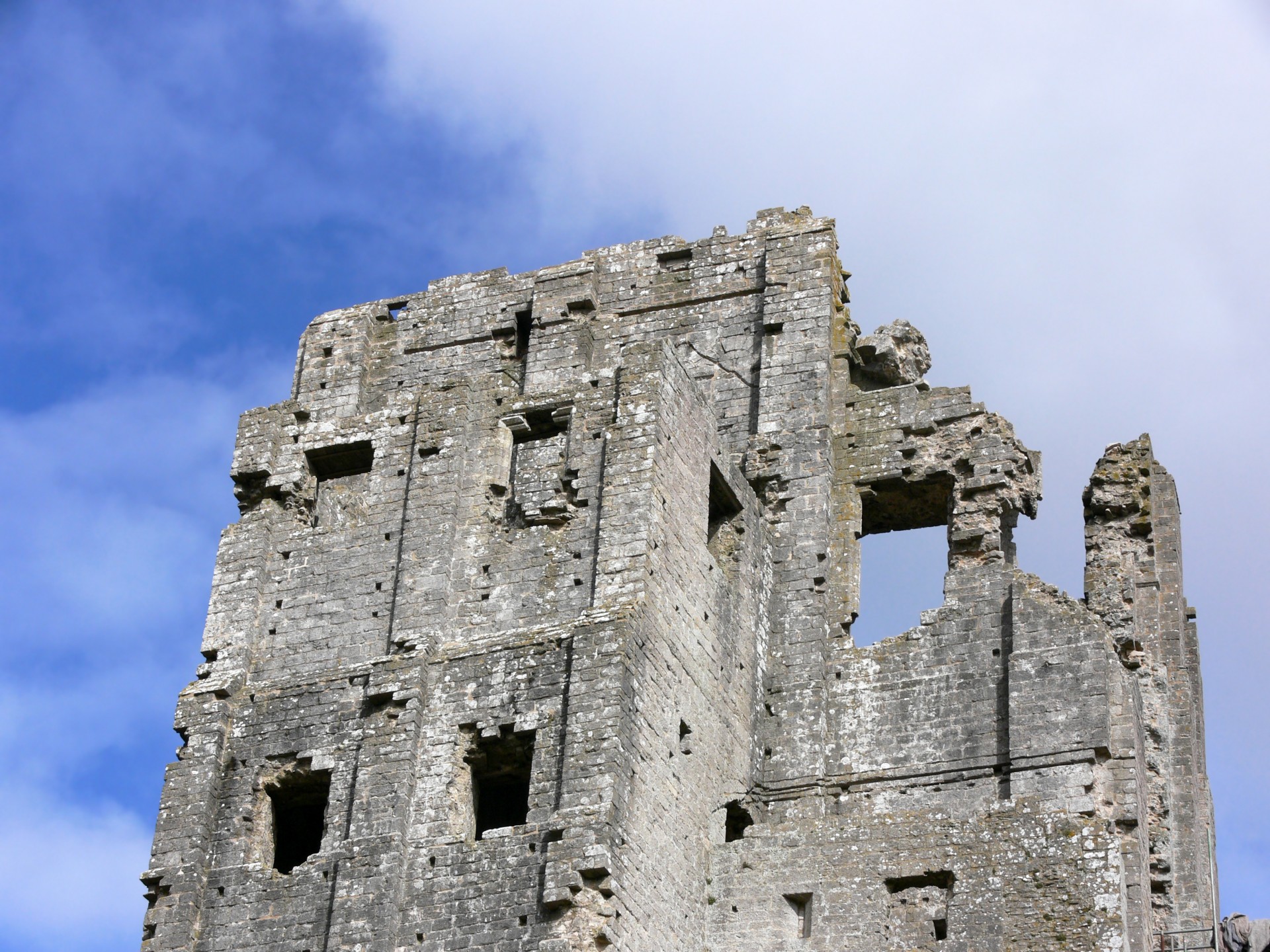 Castle ruins. Развалины церкви Святого Мейнарда. Замок-башня Святого Андрея (Сан-андреас). Башня разрушенного замка. Разрушенная каменная башня.