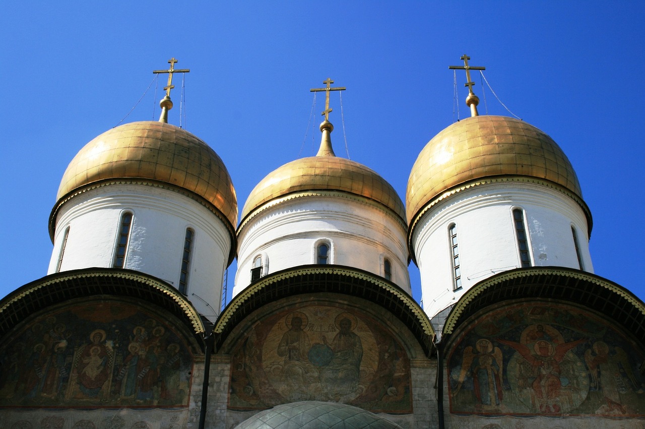 Katedra, Rusų, Ortodoksas, Trys Balti Bokštai, Svogūnų Kupolai, Auksinis, Rusija, Tapytojo Tapybos Scenos, Rusų Ortodoksų Kryžiai, Mėlynas Dangus