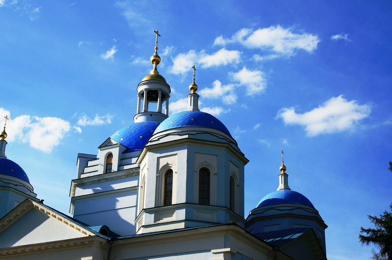 Katedra, Bažnyčia, Pastatas, Balta, Mėlynas, Kupolai, Arkos, Auksiniai Kryžiai, Mėlynas Dangus, Rusų