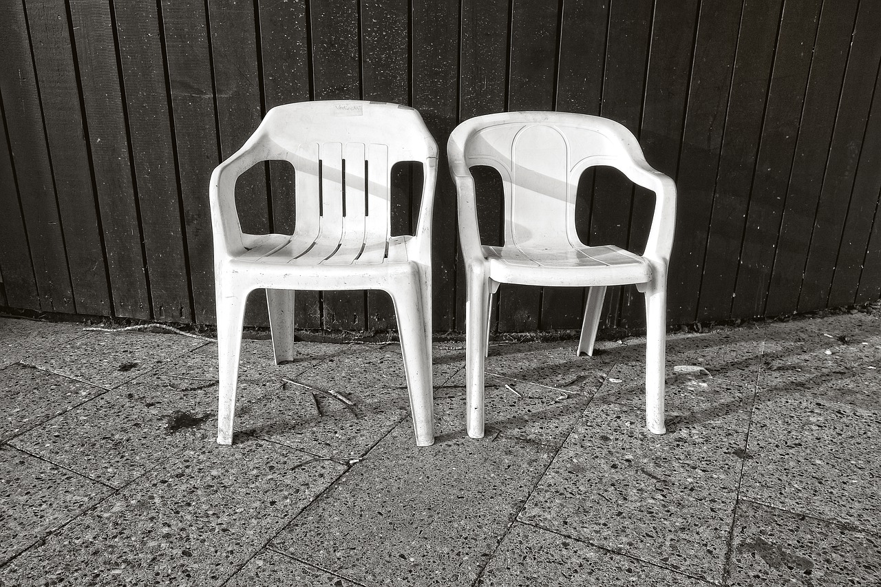 Kėdė, Sodo Kėdė, Balta Kėdė, Plastikinė Kėdė, Sėdynė, Baldai, Sodo Baldai, Balti Plastikiniai Sodo Baldai, Du Kėdės, Terasa