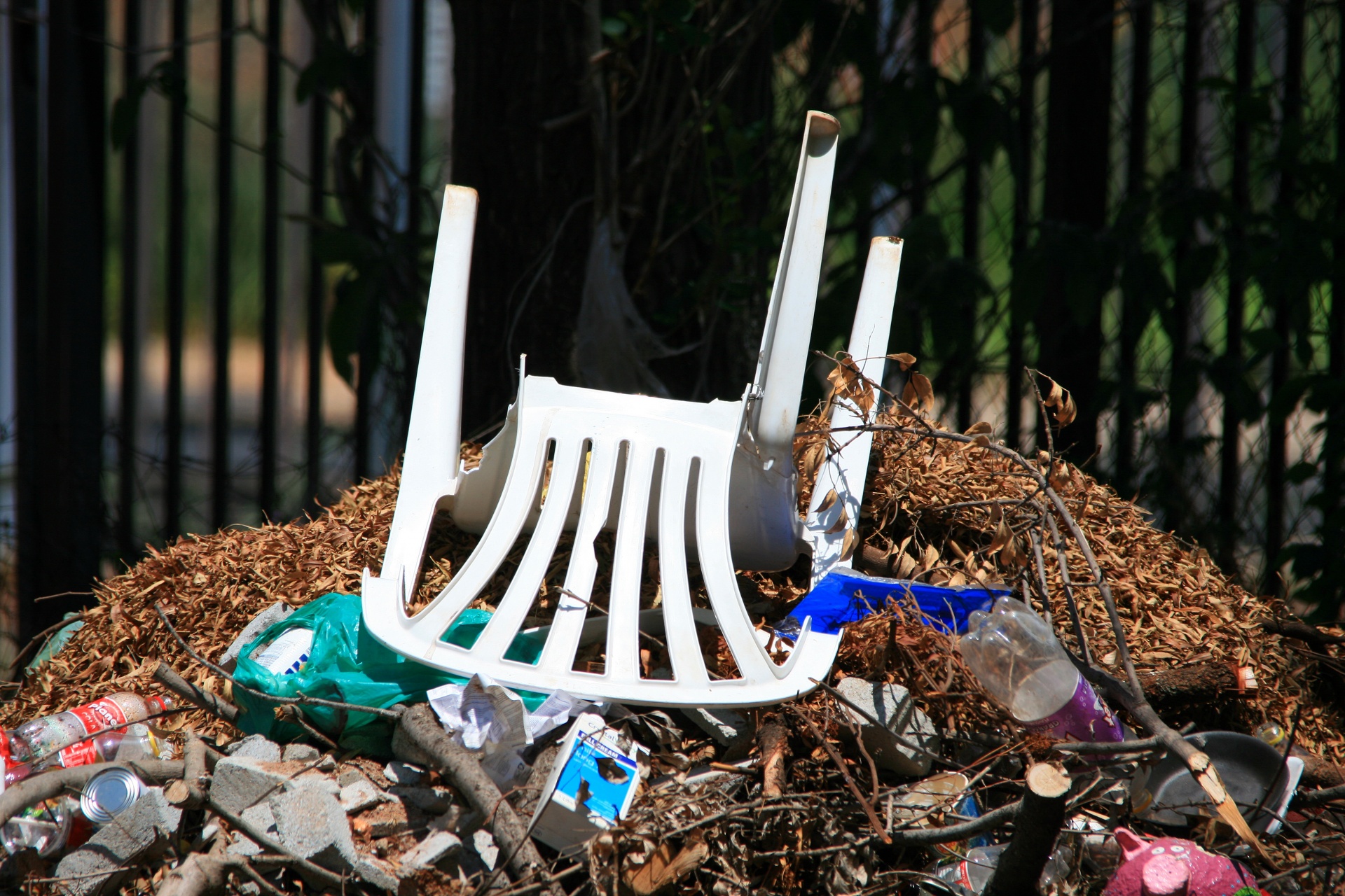 Kėdė,  Plastmasinis,  Balta,  Sunaikintas,  Griuvėsiai,  Atmesta,  Kėdė Ant Šiukšlių Krūvos, Nemokamos Nuotraukos,  Nemokama Licenzija