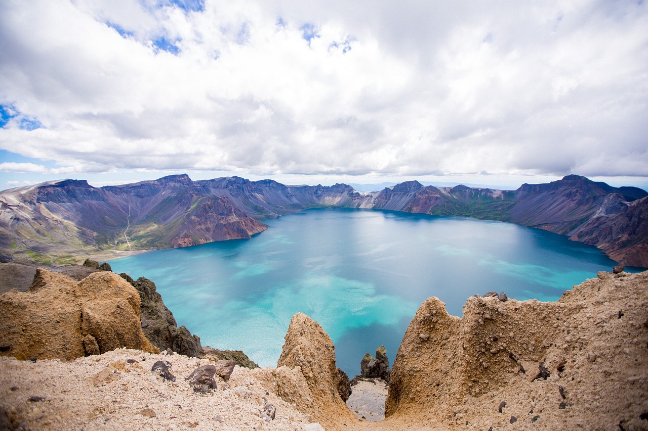 Changbai Kalnas, Tianchi, Krateris, Mėlynas Dangus, Baltas Debesys, Nemokamos Nuotraukos,  Nemokama Licenzija