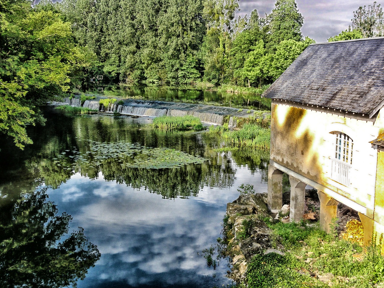 Chasseneuil-Du-Poitou, France, Malūnas, Pastatas, Miškas, Medžiai, Upė, Vanduo, Apmąstymai, Žolė