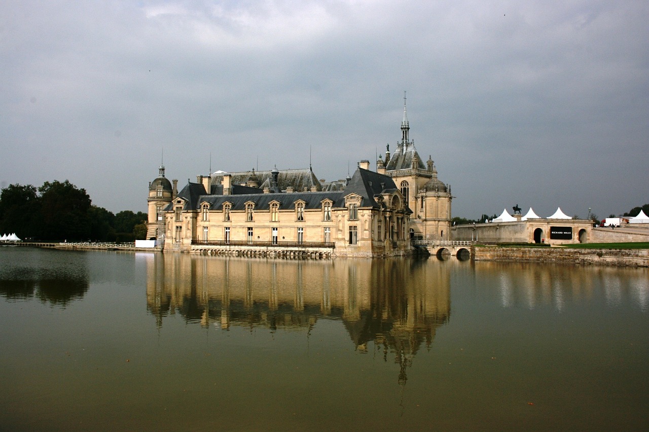 Château De Chantilly, Prancūzijos Pilis, France, Atspindys Vandenyje, Nemokamos Nuotraukos,  Nemokama Licenzija