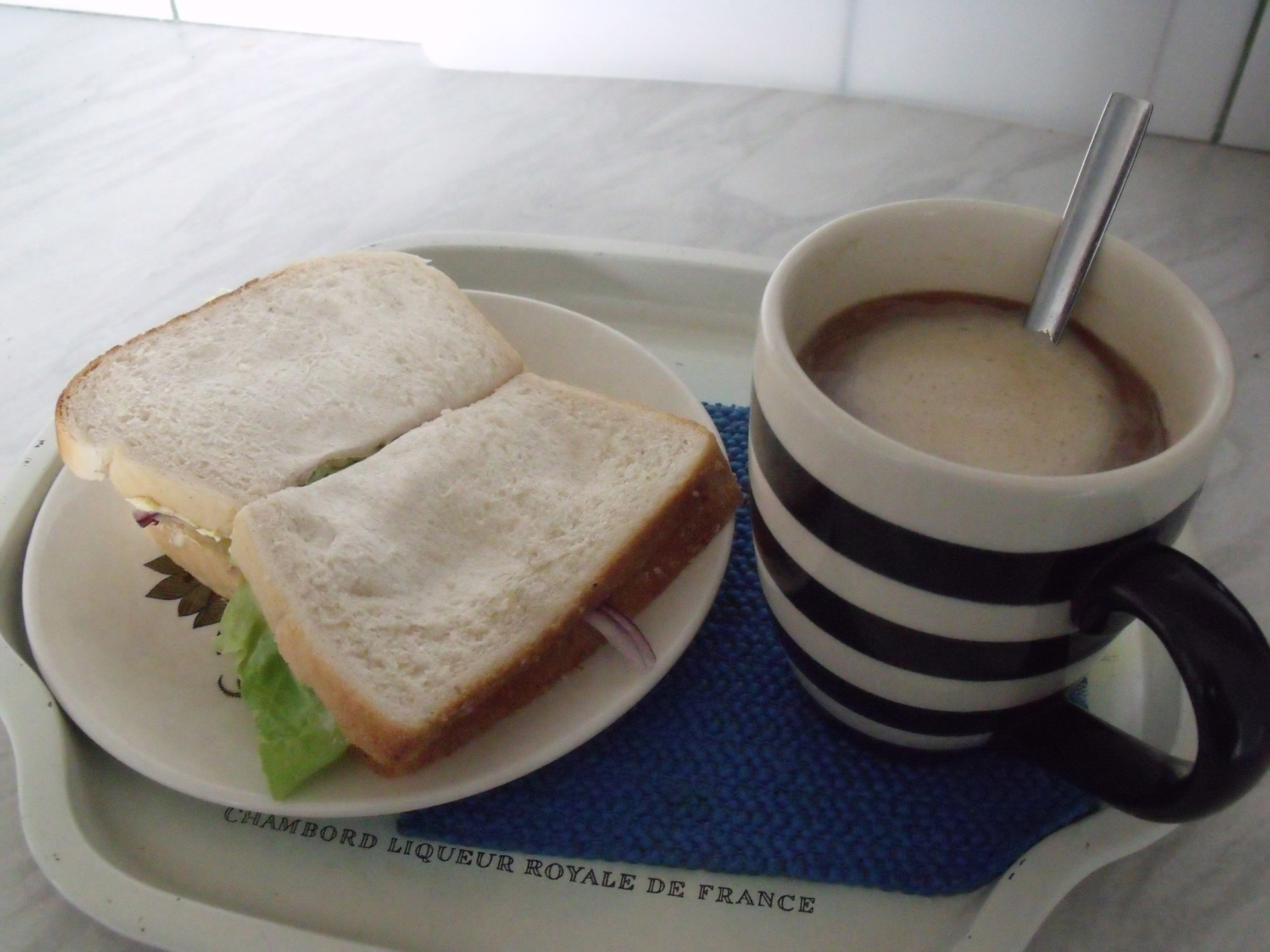 Сэндвичи кофе. Кофе с бутербродом. Чай с бутербродом. Завтрак кофе и бутерброд. Кофе и бутерброд с сыром.