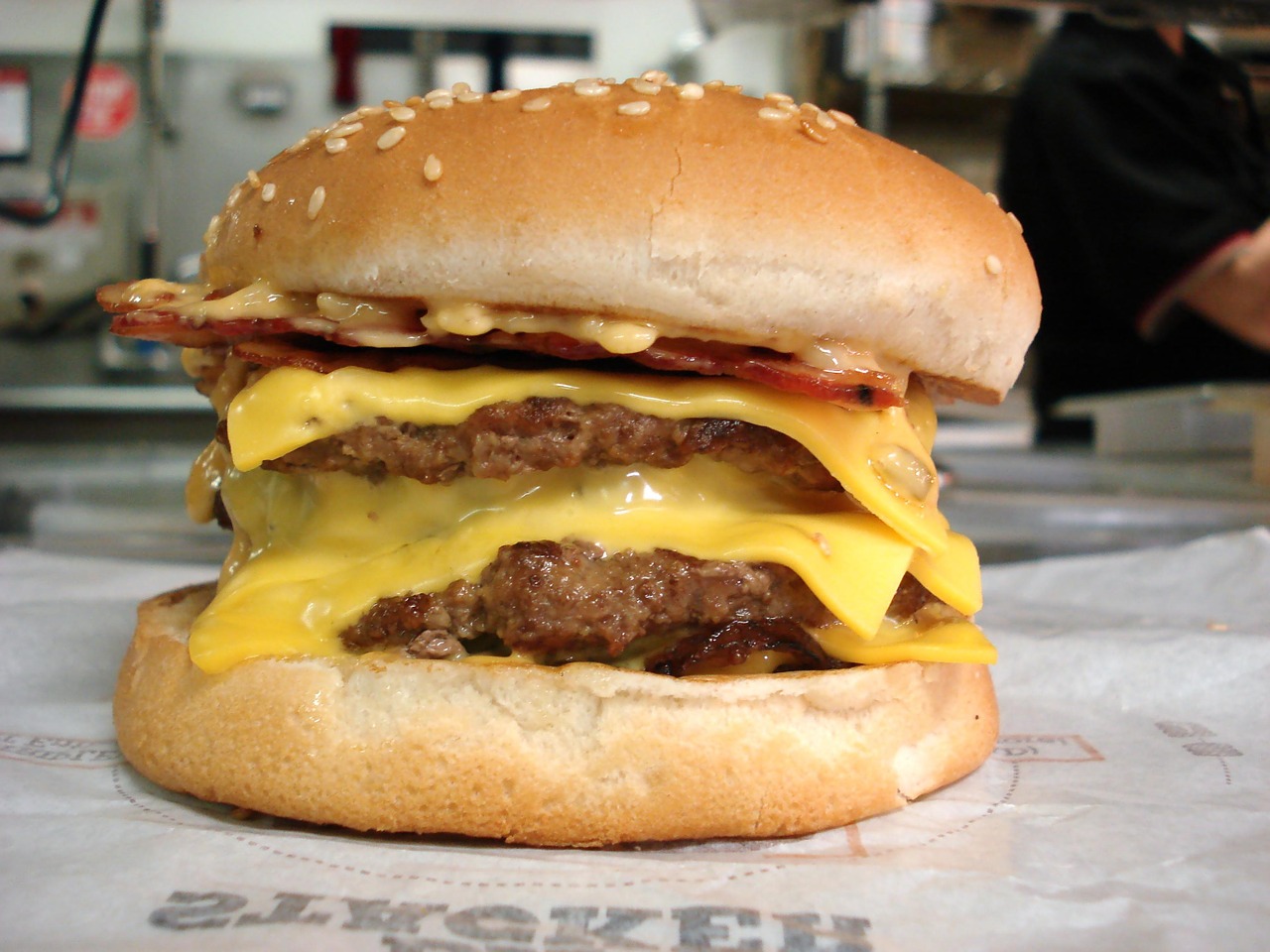 Cheeseburger,  Mėsainis,  Bacon,  Valgomasis,  Keptas,  Sūris,  Jautiena,  Mėsa,  Bandelė,  Sezamo Sėkla
