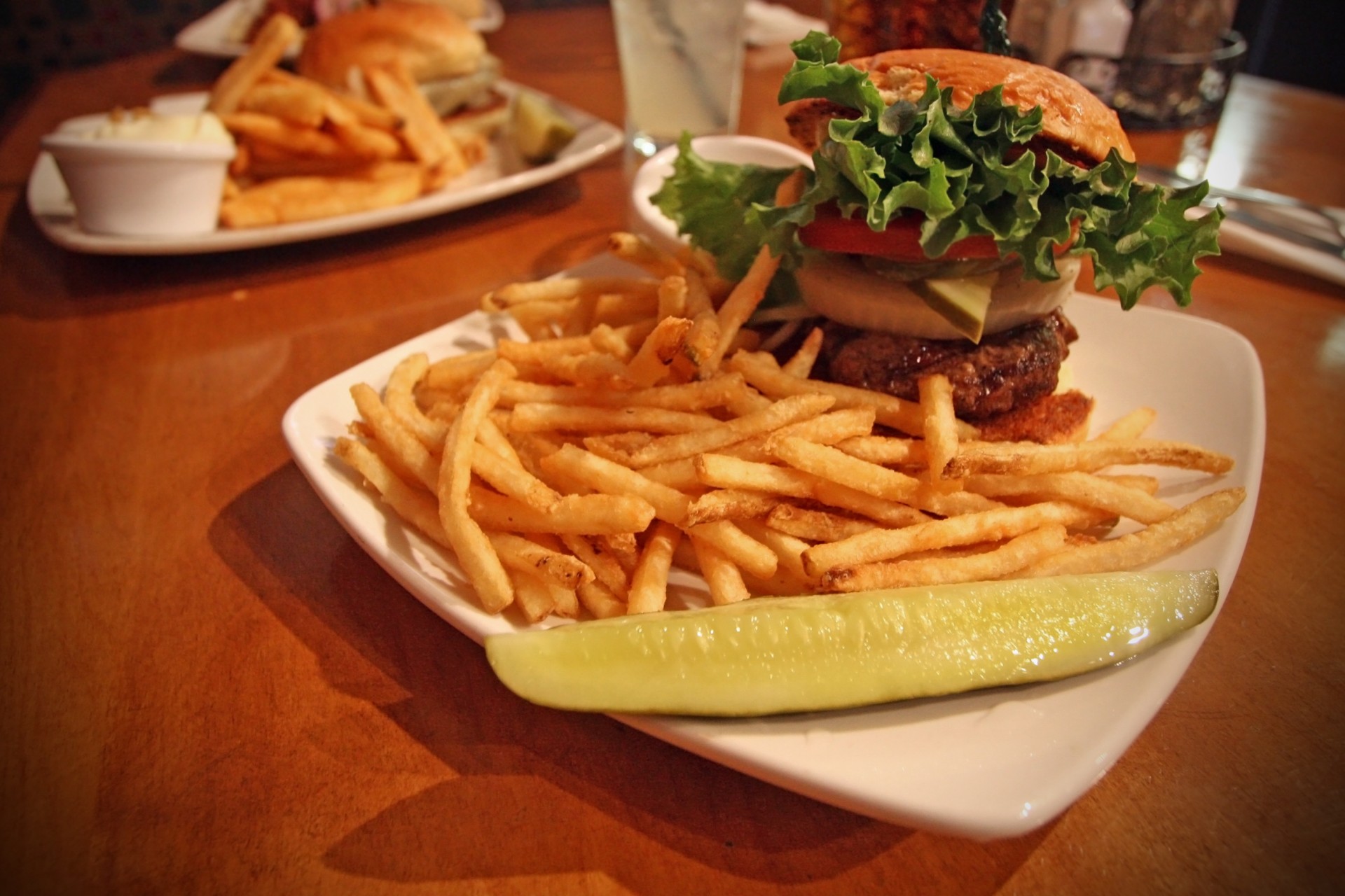 Cheeseburger,  Mesainis,  Mėsainis,  Salotos,  Pomidoras,  Bulvytės,  Prancūzų & Nbsp,  Bulvytės,  Amerikietis,  Maistas