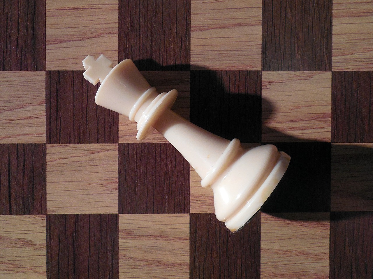 Šachmatai, Žaisti, Stalo Žaidimas, Šachmatų Žaidimas, Karalius, Matinis, Balta, Checkmate, Prarastas, Nevykėlis