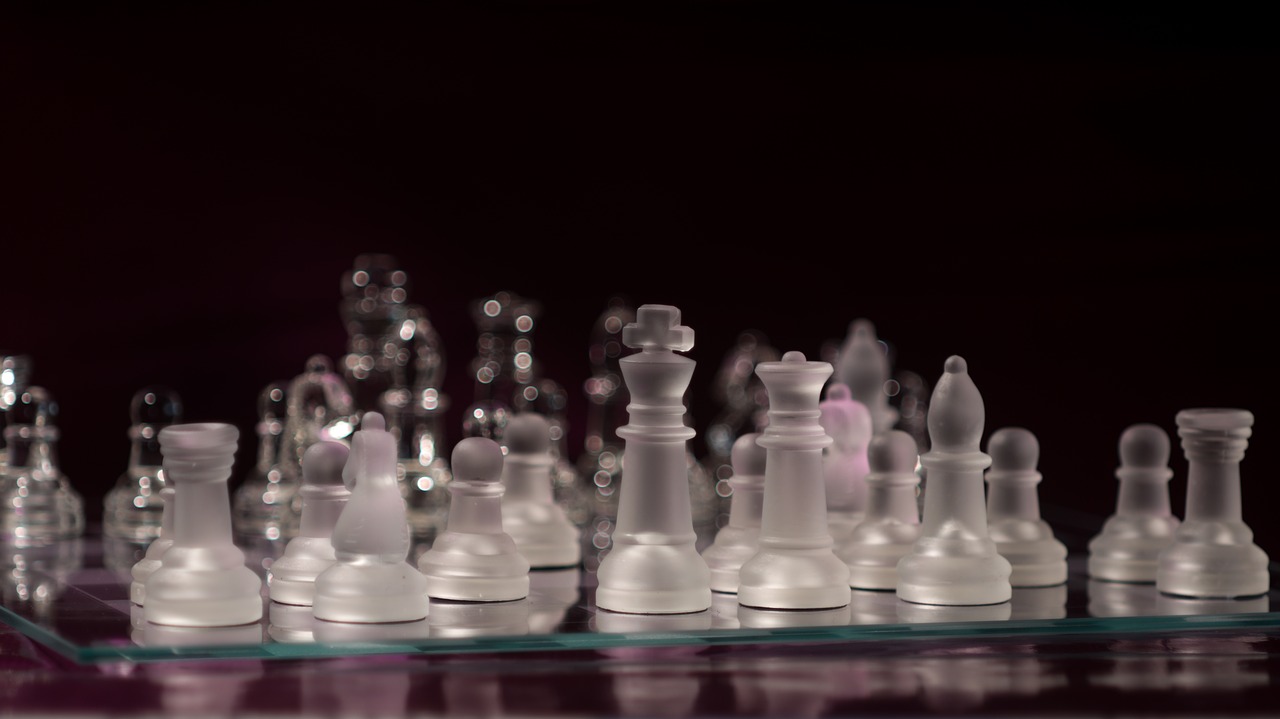 Šachmatai, Šachmatų Žaidimas, Stiklas, Šachmatų Figūros, Strategija, Žaisti, Galvoti, Šachmatų Figūrėlė, Žaidimo Ženklai, Karalius
