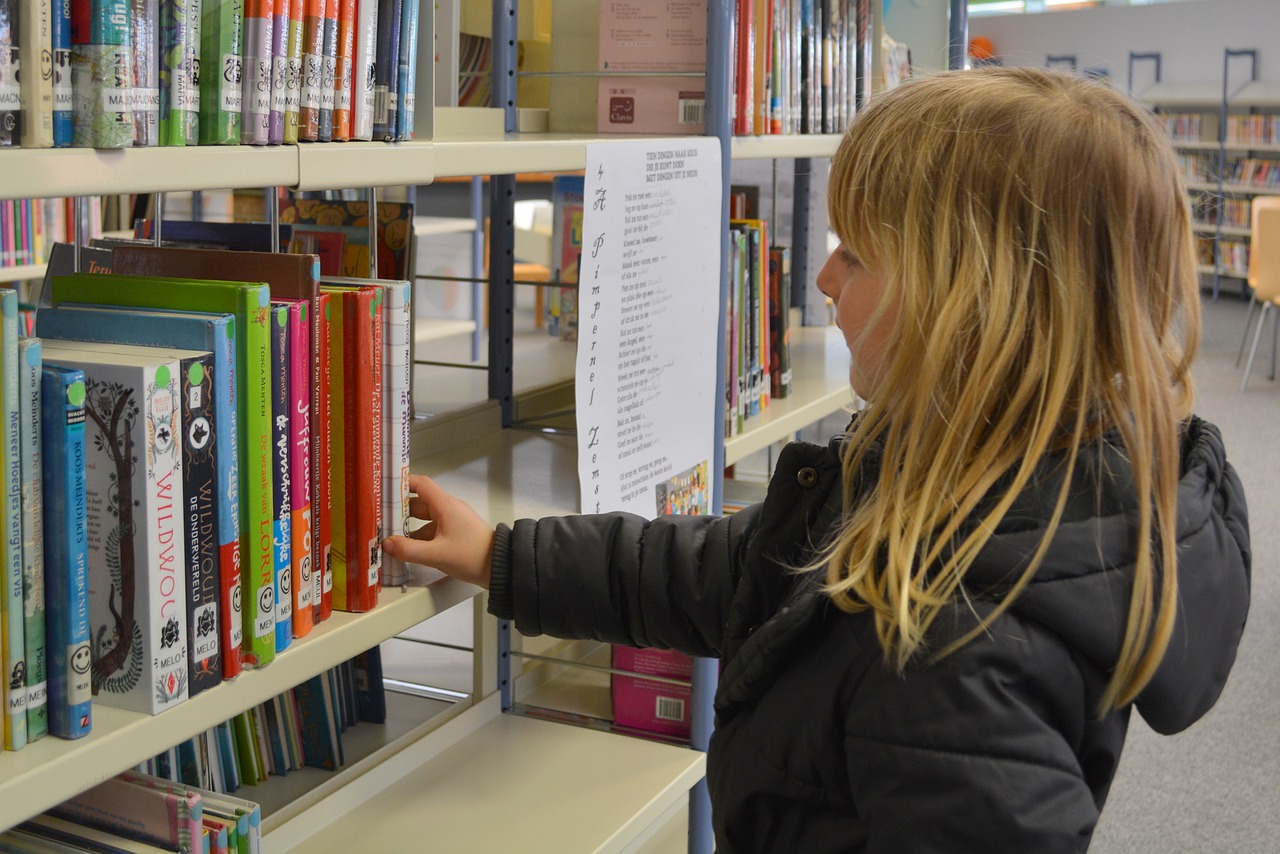 Vaikas, Mergaitė, Žmonės, Biblioteka, Knygos, Skaityti, Nemokamos Nuotraukos,  Nemokama Licenzija