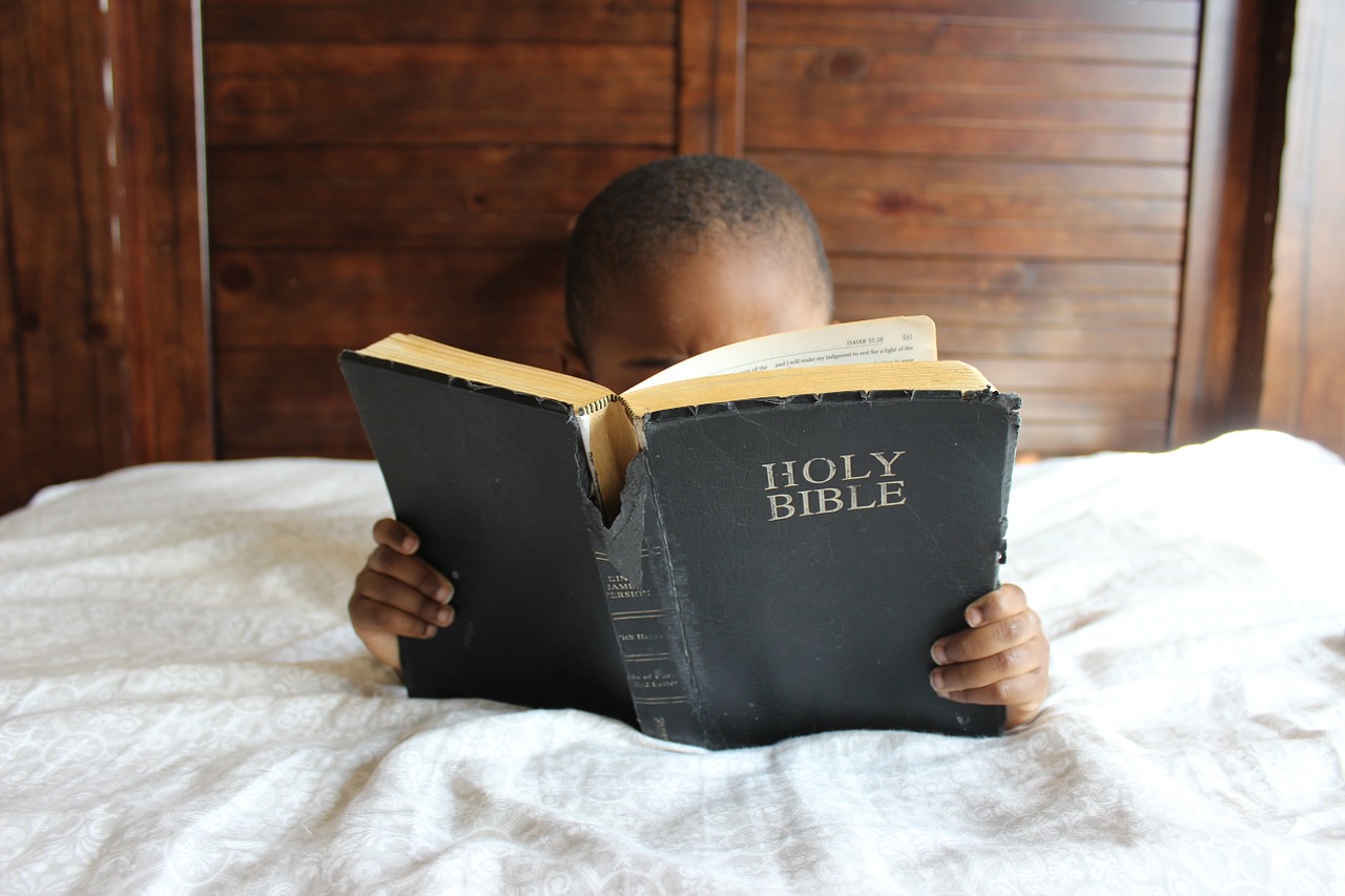 Vaikas, Skaitymas, Biblija, Lova, Afrikos, Švietimas, Berniukas, Skaityti, Knyga, Religija