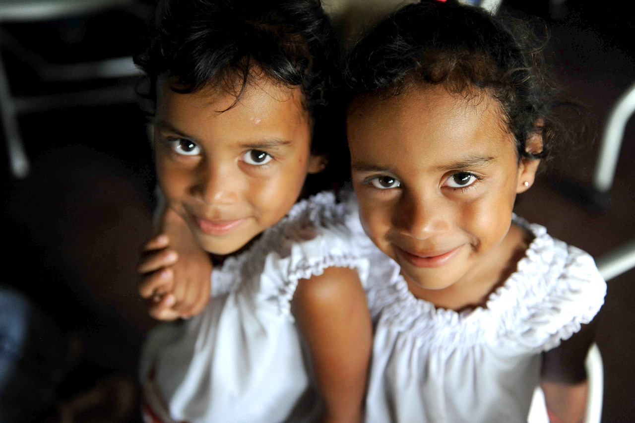 Vaikai, Dvyniai, Mergaitės, Jaunas, Nicaraguan, Portretas, Kartu, Laimingas, Mielas, Broliai Ir Seserys