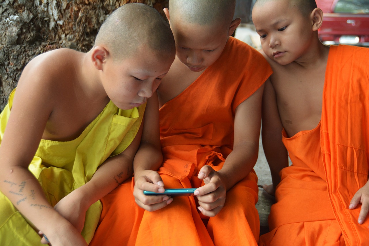 Vaikų Mokymasis, Video Žaidimas, Berniukai, Naujokai, Vienuoliai, Tailandas, Oranžinė, Jaunas, Budistinis, Mažai