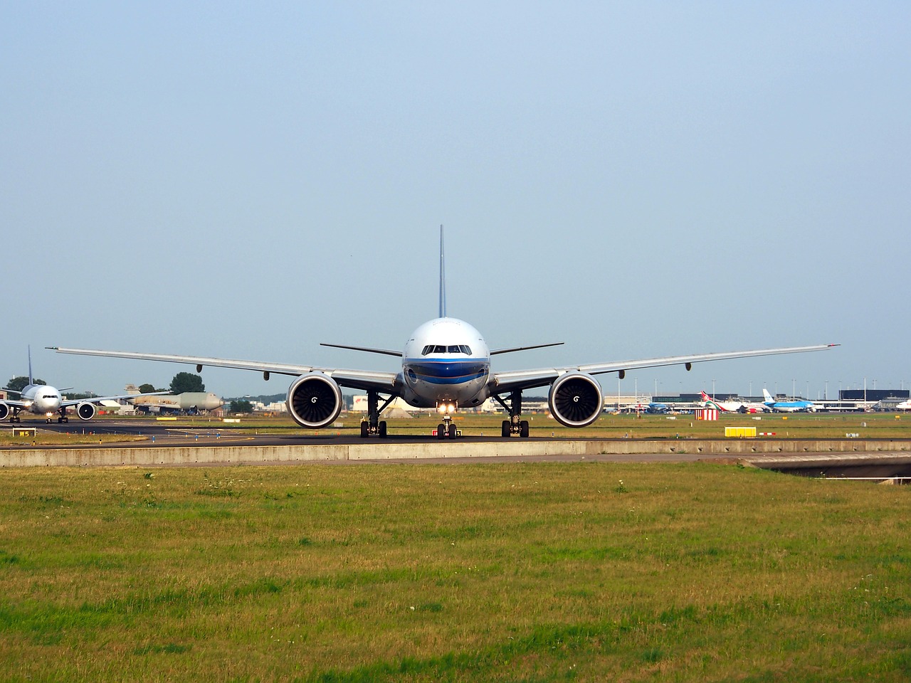 Pietų Kinijos Aviakompanijos,  Boeing 777,  Orlaivis,  Lėktuvas,  Taksiravimas,  Oro Uostas,  Gabenimas,  Aviacija,  Reaktyvinis, Nemokamos Nuotraukos