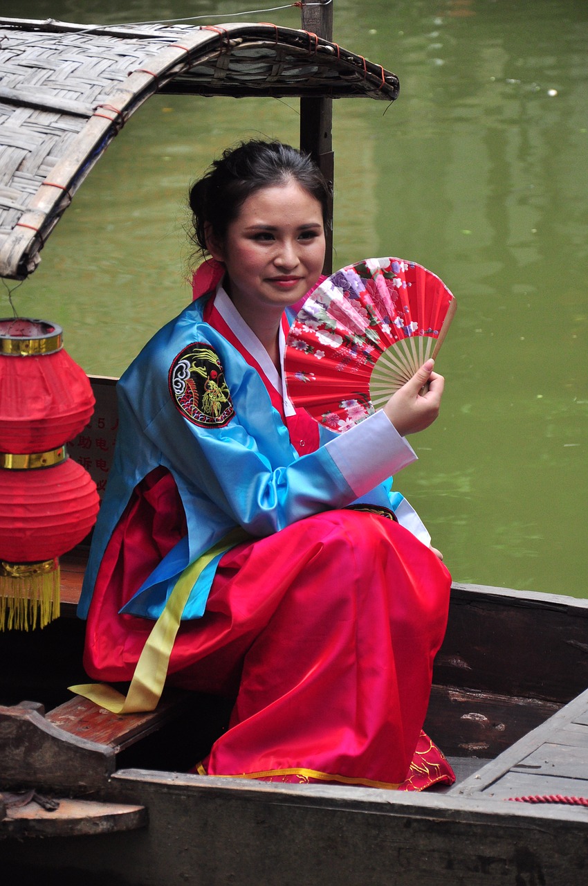 Kiniška Moteris Su Ventiliatoriumi, Kiniška Moteris Valtyje, Kiniška Moteris, Nemokamos Nuotraukos,  Nemokama Licenzija