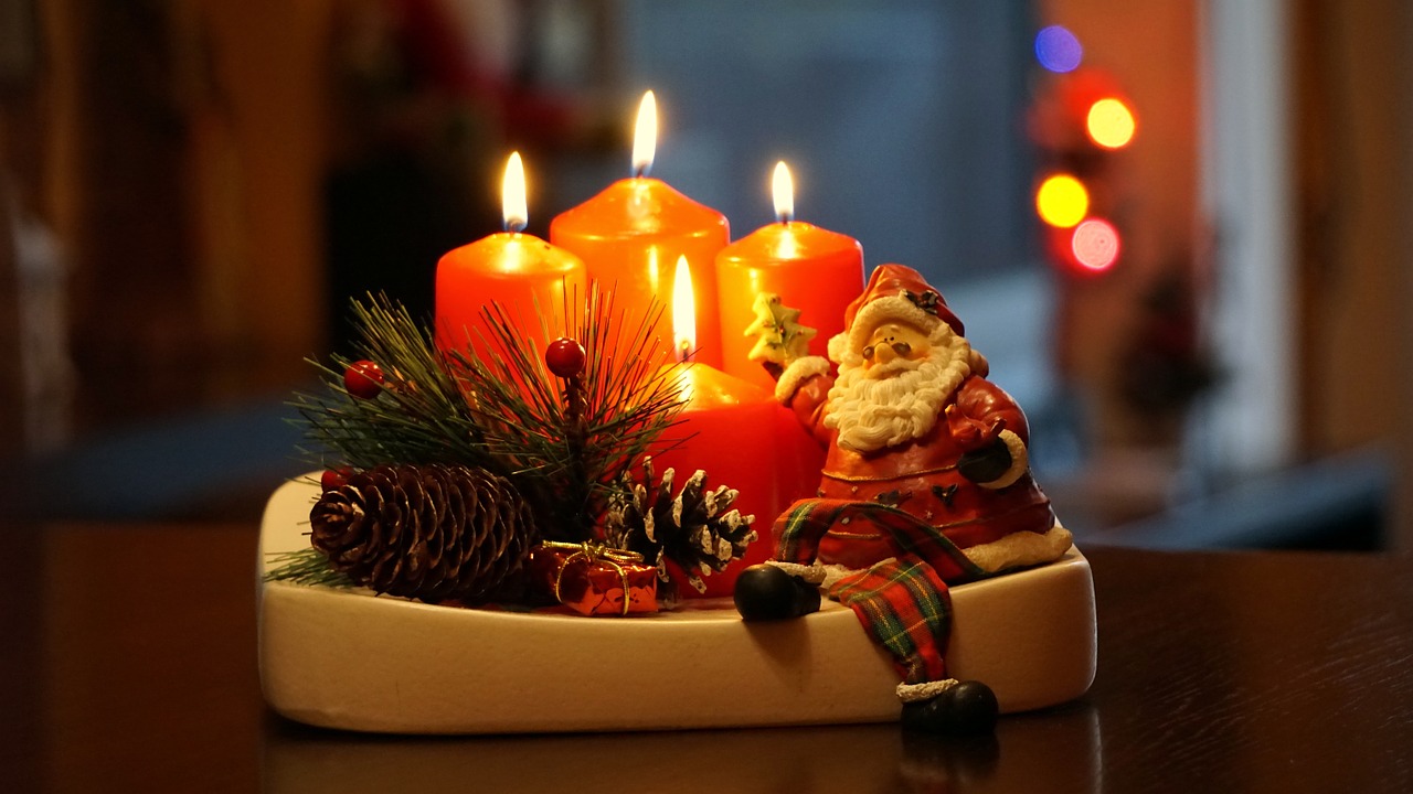 Kalėdos, Žvakės, Raudona, Santa Klaus, Apdaila, Ornamentu, Žvakių Šviesa, Liepsna, Vaškinė Žvakė, Nemokamos Nuotraukos