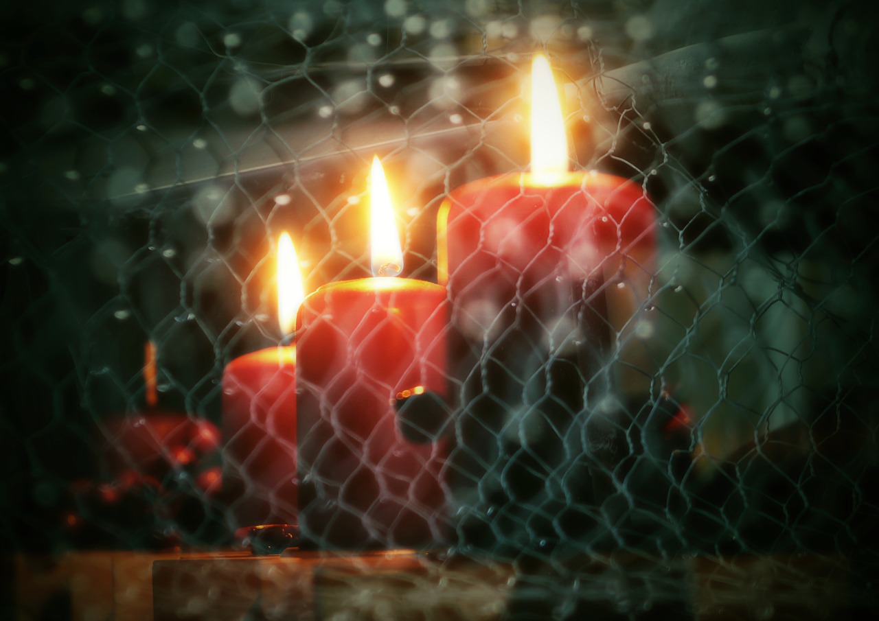 Kalėdos, Žvakės, Žvakidė, Adventas, Liepsna, Deginimas Žvakė, Vaškas, Raudona, Deginimas, Žvakė