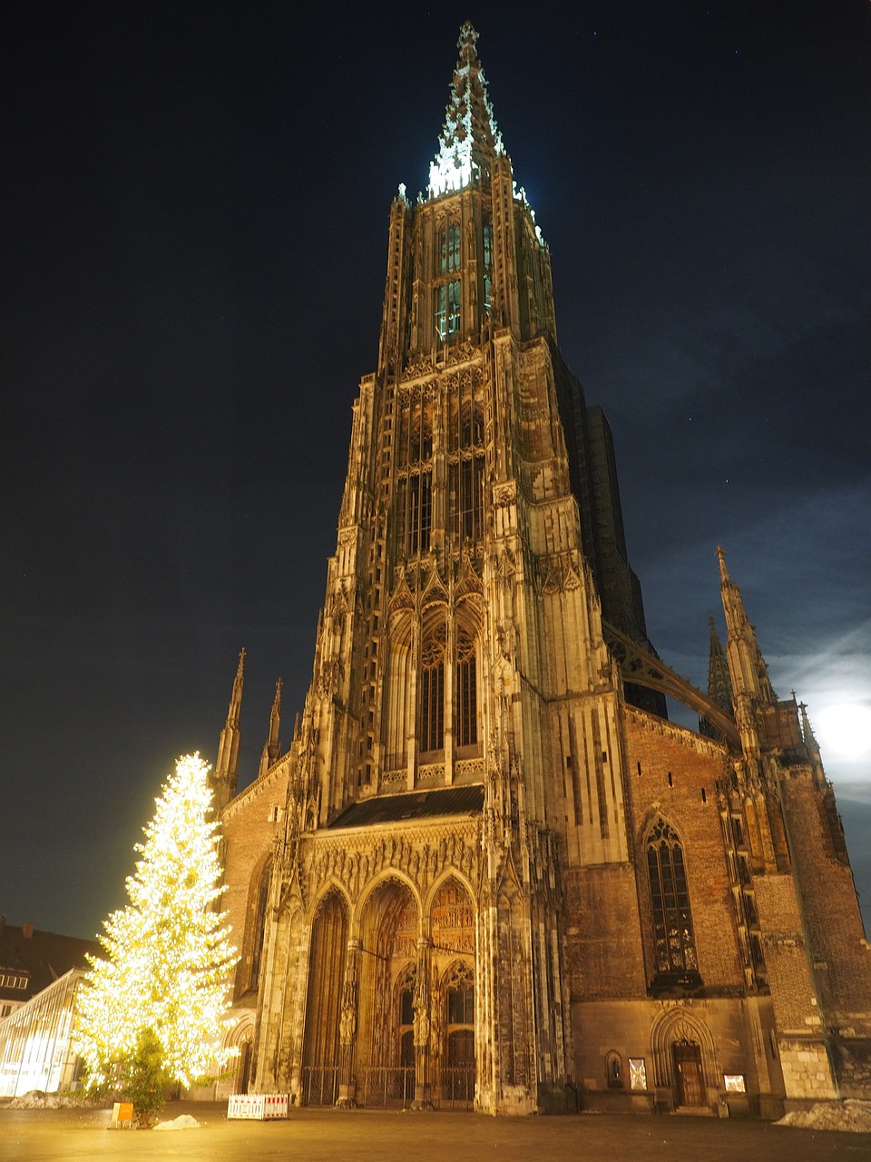 Kalėdos, Kalėdų Žiburiai, Münsteris, Ulmi Katedra, Bažnyčia, Bokštas, Apšvietimas, Lempos, Kalėdų Puošimas, Katedros Aikštė