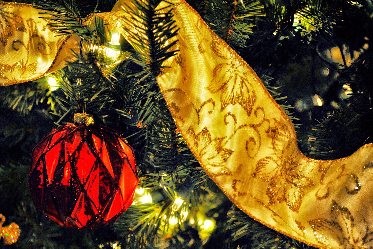 Kalėdos, Medis, Apdaila, Ornamentas, Raudona, Juosta, Kalėdų Eglutė, Šventė, Sezoninis, Rutulys