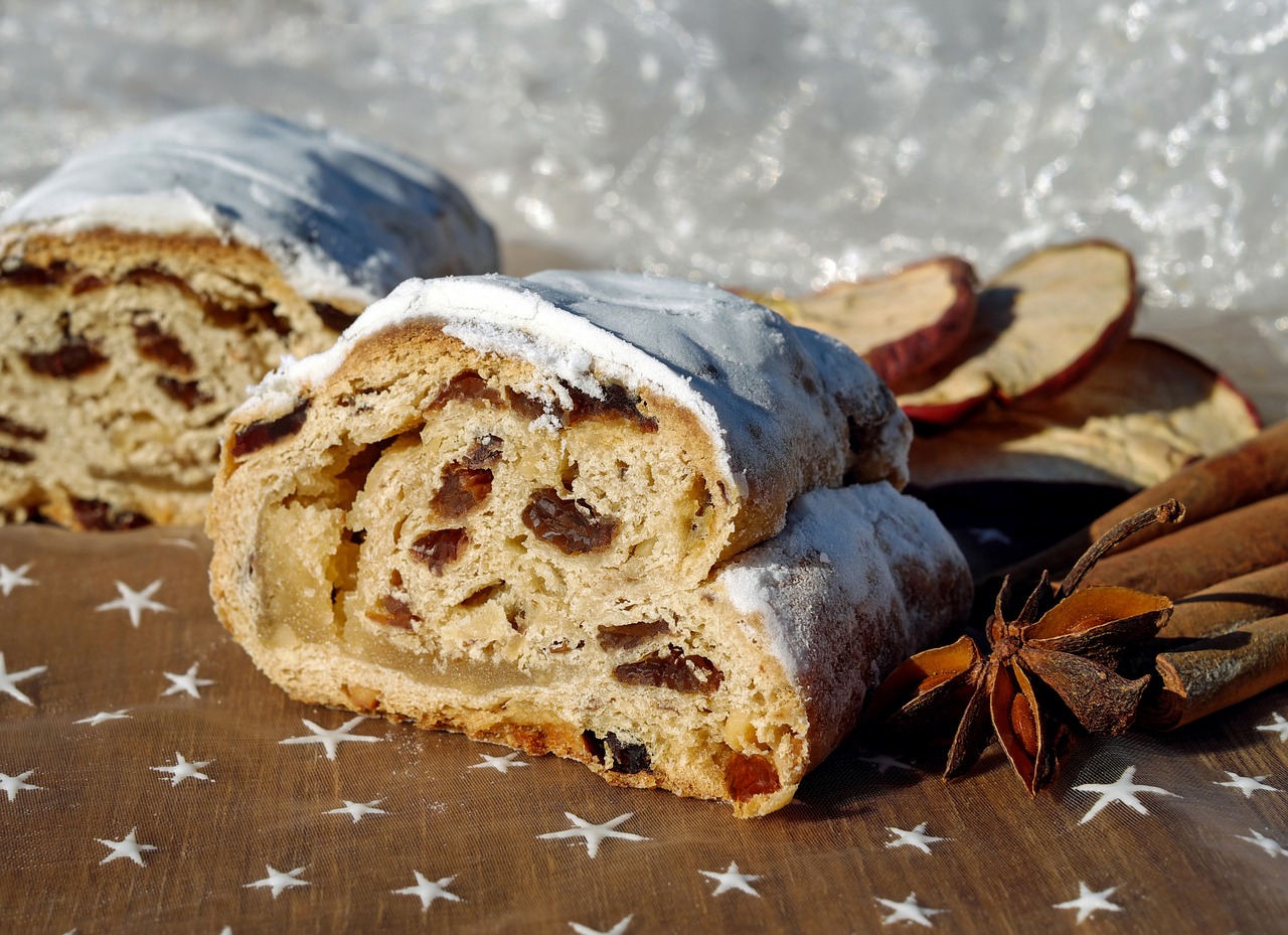 Kalėdų Seneliai, Kalėdiniai Saldumynai, Tunelis, Kalėdų Kepimas, Tortas, Saldus, Apledėjimo Cukrus, Razinos, Vaisių, Skanus