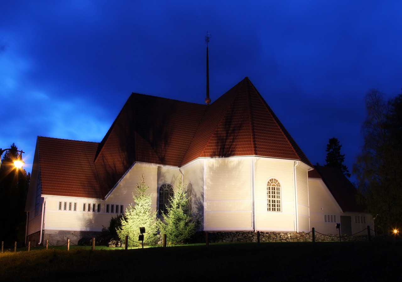 Bažnyčia, Tikėjimas, Religija, Naktis, Vakaras, Dangus, Debesys, Žibintai, Apmąstymai, Medžiai