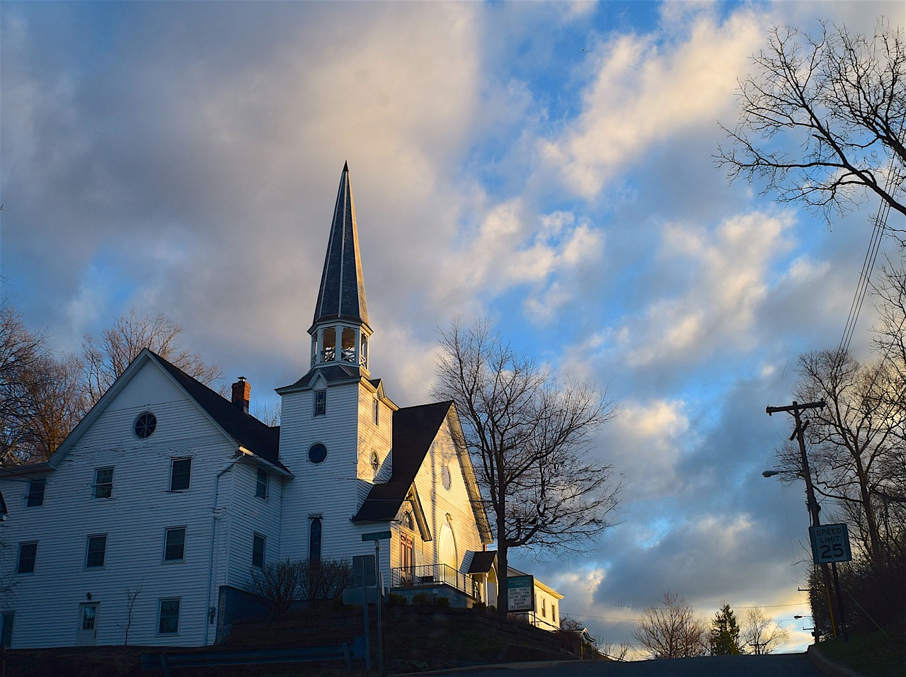 Bažnyčia, Saulėtekis, Šviesa, Dangus, Architektūra, Pastatas, Religija, Miestas, Mėlynas, Vakaras