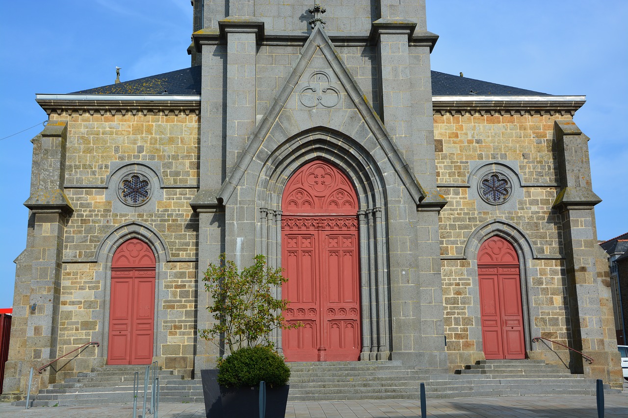 Bažnyčia, Bažnyčios Fasadas, Architektūra, Religija, Krikščionis, Skulptūros, Raudona Portalas, Durys, Saint Méloir Des Ondes, Paveldas