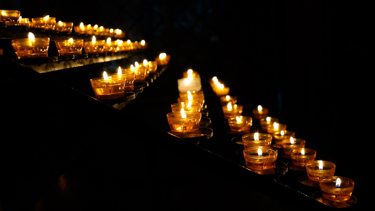 Bažnyčia, Žvakės, Malda, Aukos Žiburiai, Meditacija, Arbatos Žvakės, Žvakių Šviesa, Liepsna, Religija, Dvasingumas