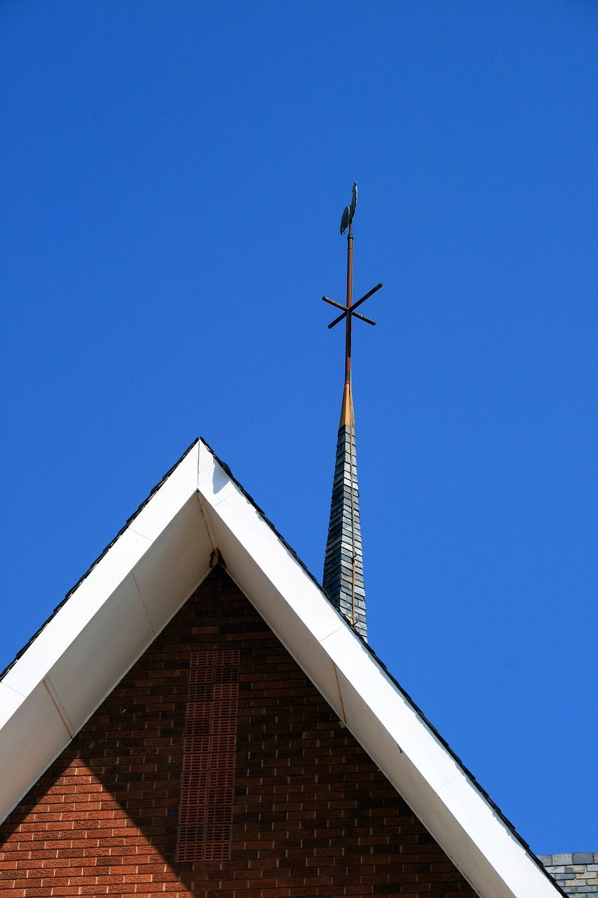 Bažnyčia Su Medžiu, Bažnyčia, Pastatas, Gable, Spire, Dangus, Mėlynas, Architektūra, Nemokamos Nuotraukos,  Nemokama Licenzija