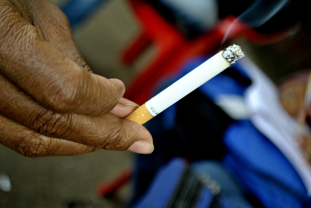 Cigarečių, Dūmai, Deginti, Rūkymas, Iš Arti, Ranka, Pirštai, Balta, Tabakas, Nikotinas