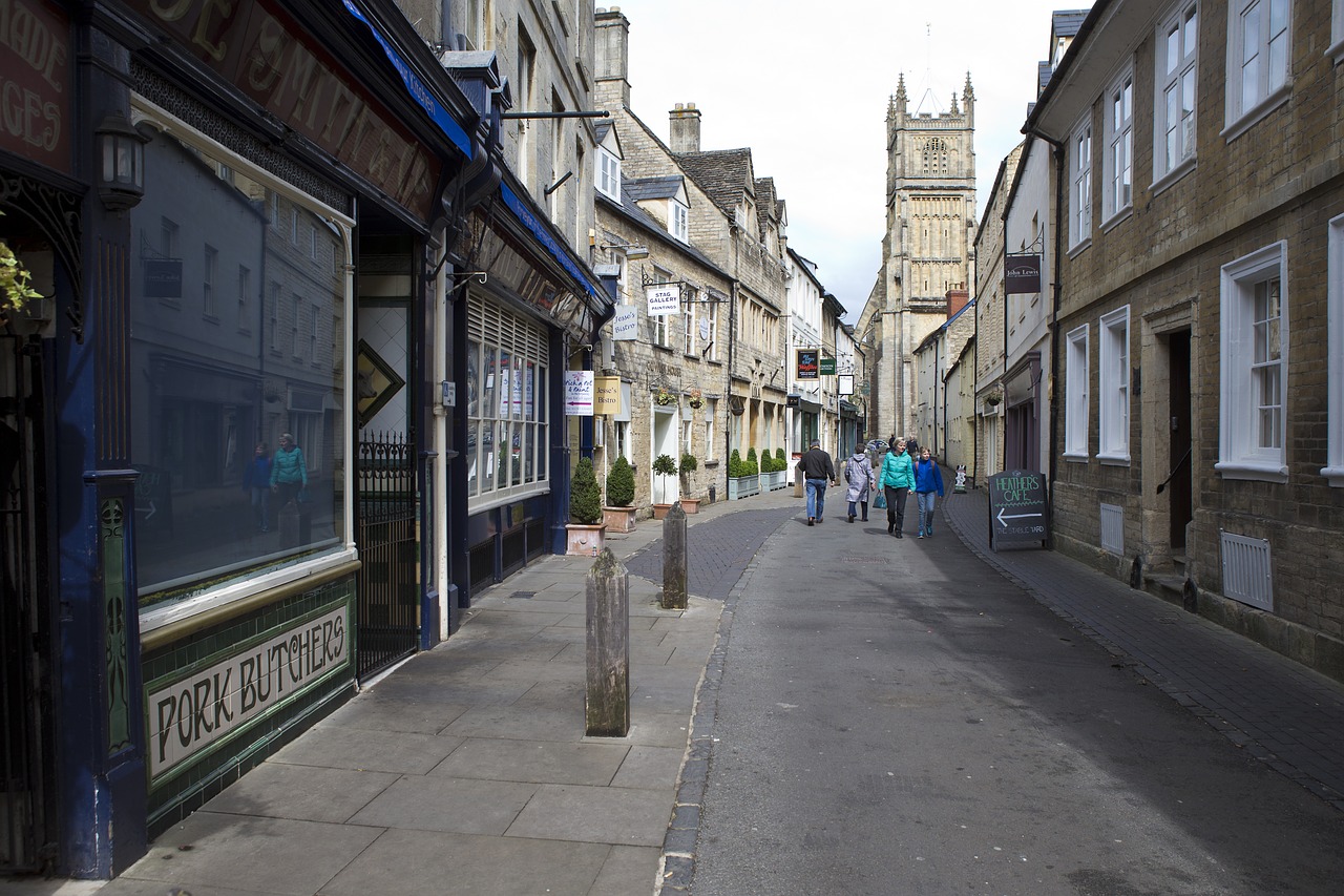 Cirencester,  Uk,  Gatvės Scenos,  Tautinė Kalba,  Mūriniai Pastatai,  Mėsininko Edvardijos Parduotuvių Rūsys,  Ąžuolo Statramsčiai,  Kabantys Ženklai,  Bažnyčios Bokštas,  Pėstiesiems